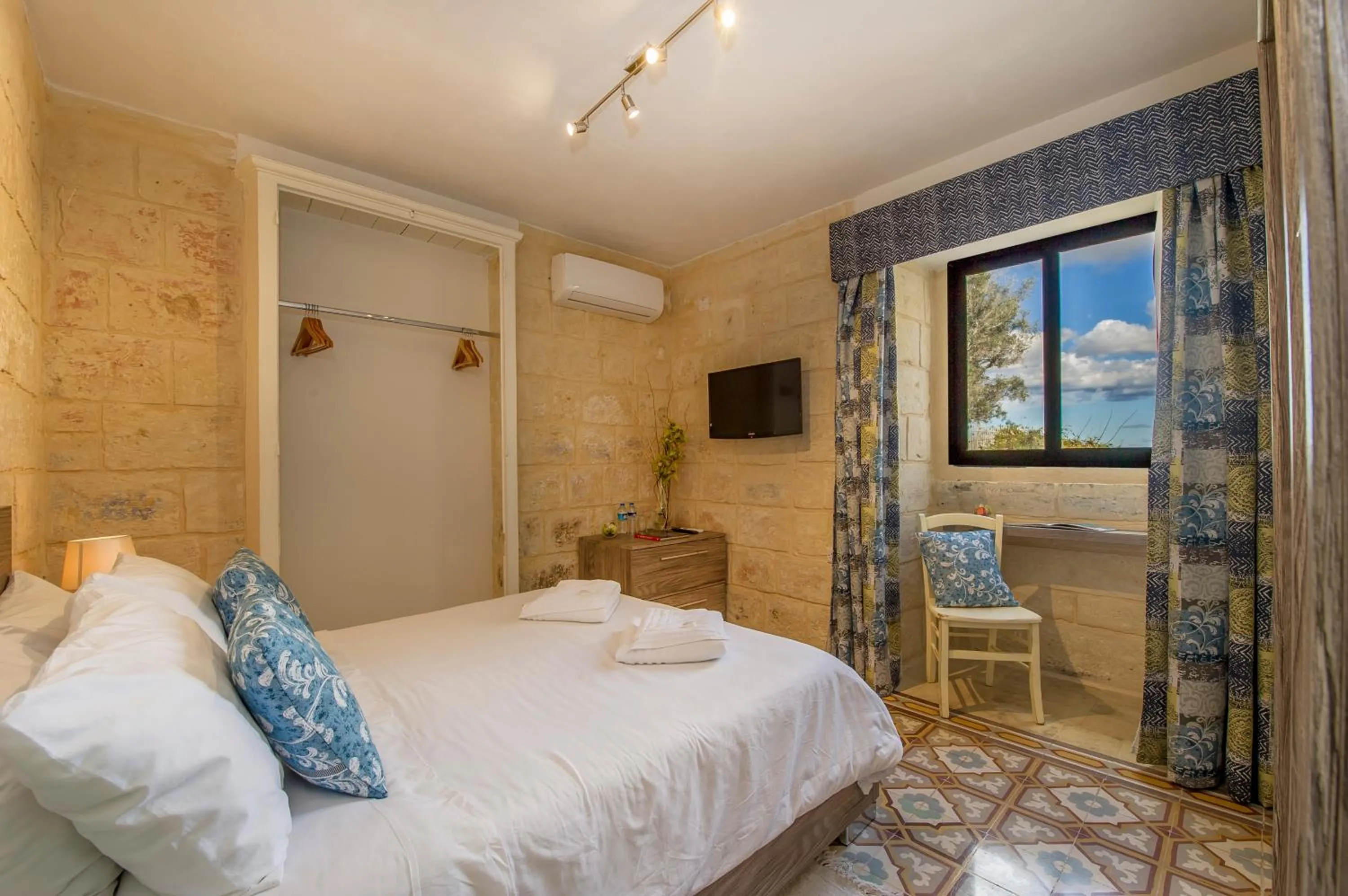 Photo of the whole room, Bed in Point de vue Guesthouse