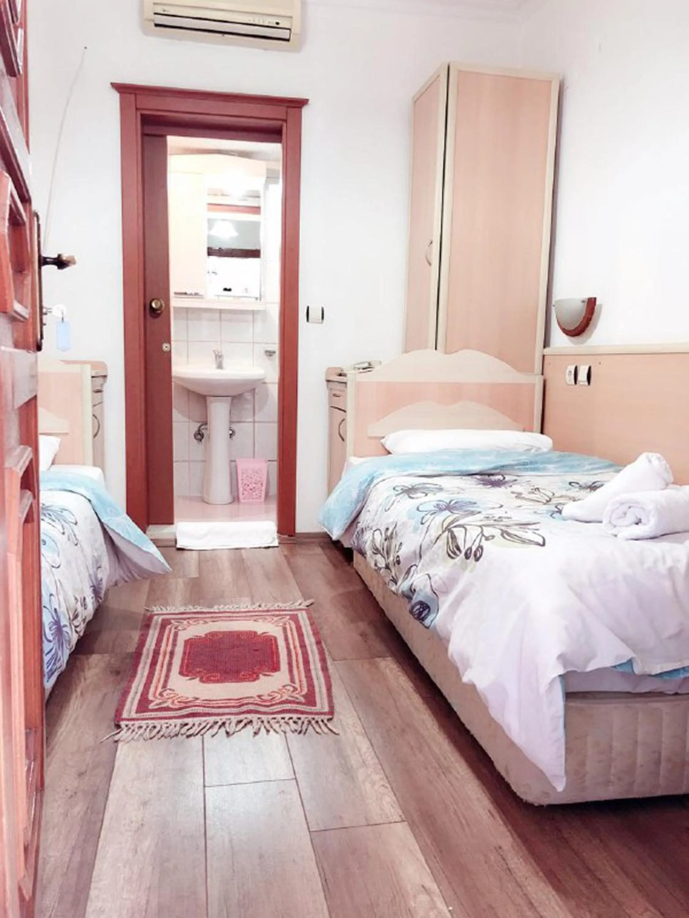 Shower in Hotel Karyatit Kaleici