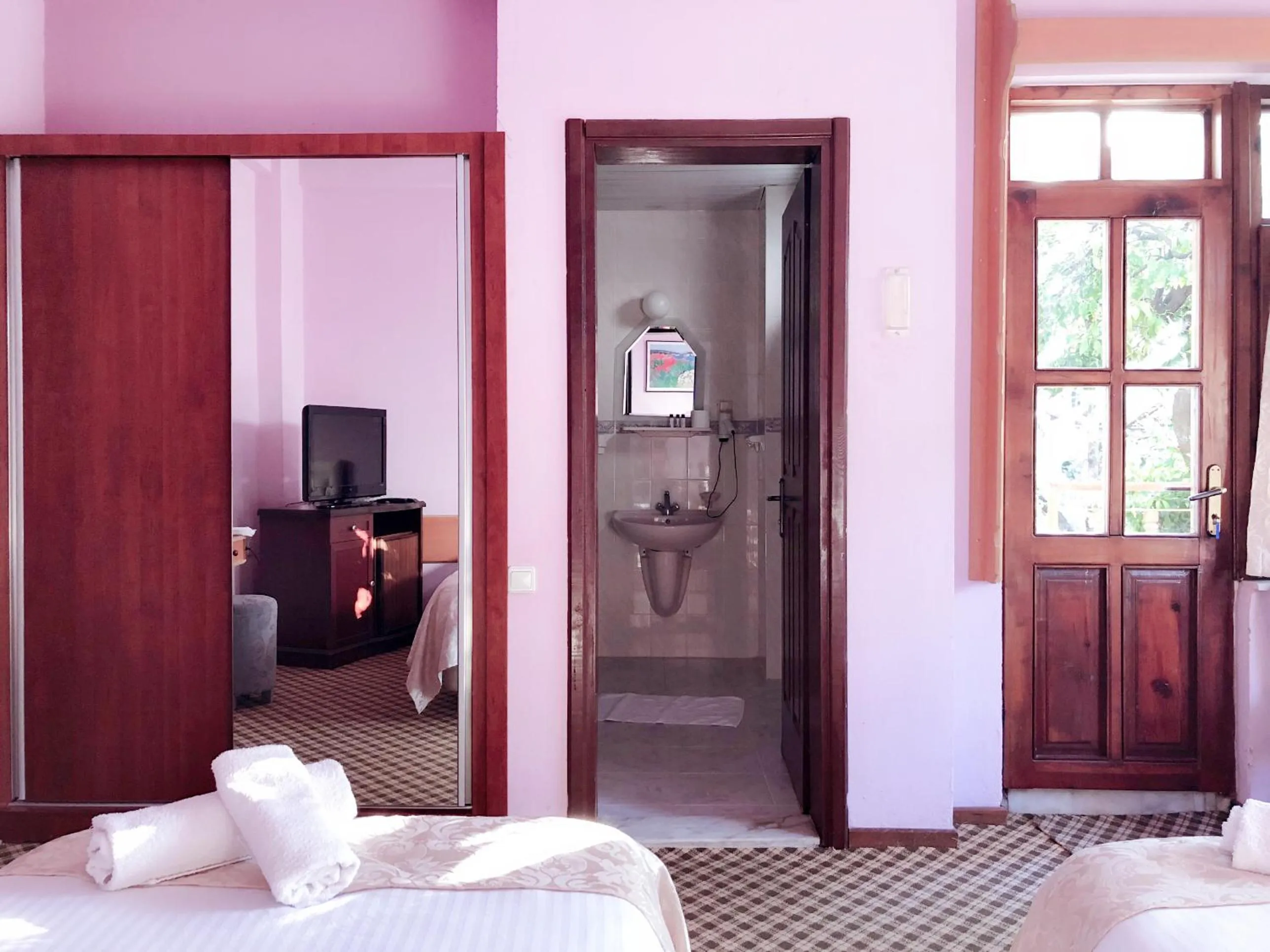 Shower in Hotel Karyatit Kaleici