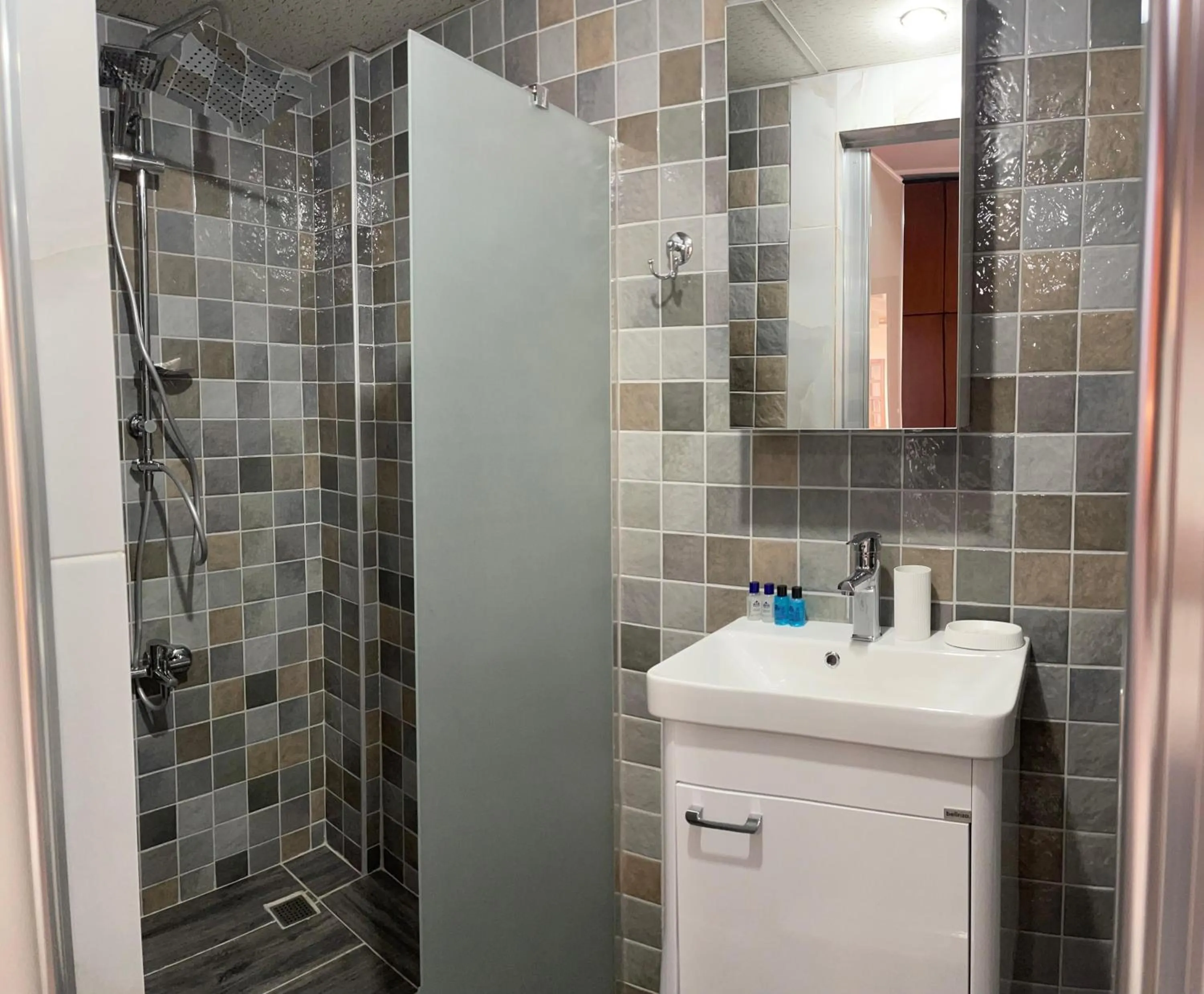 Shower in Hotel Karyatit Kaleici