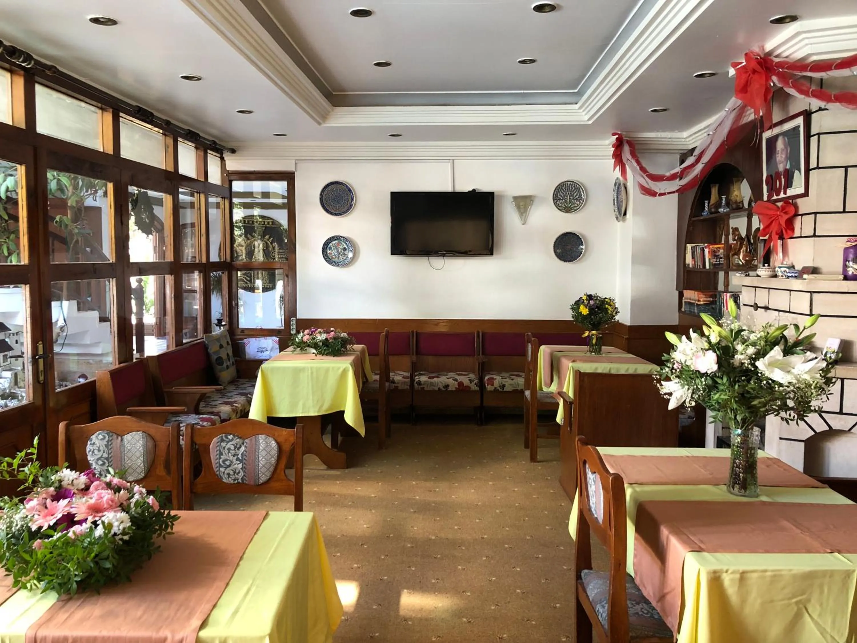 Restaurant/places to eat in Hotel Karyatit Kaleici