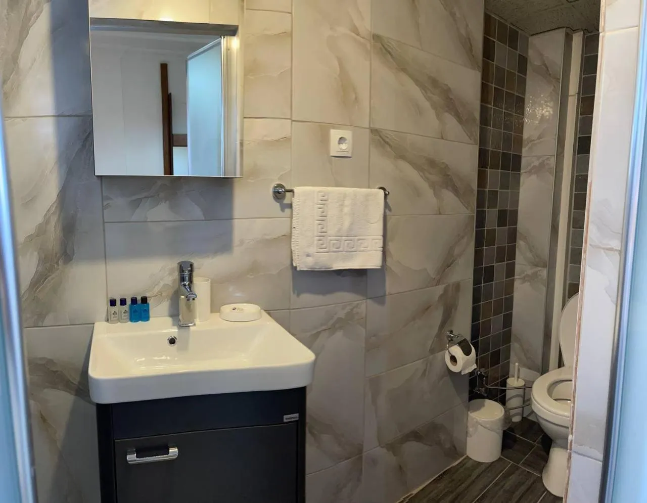 Shower in Hotel Karyatit Kaleici