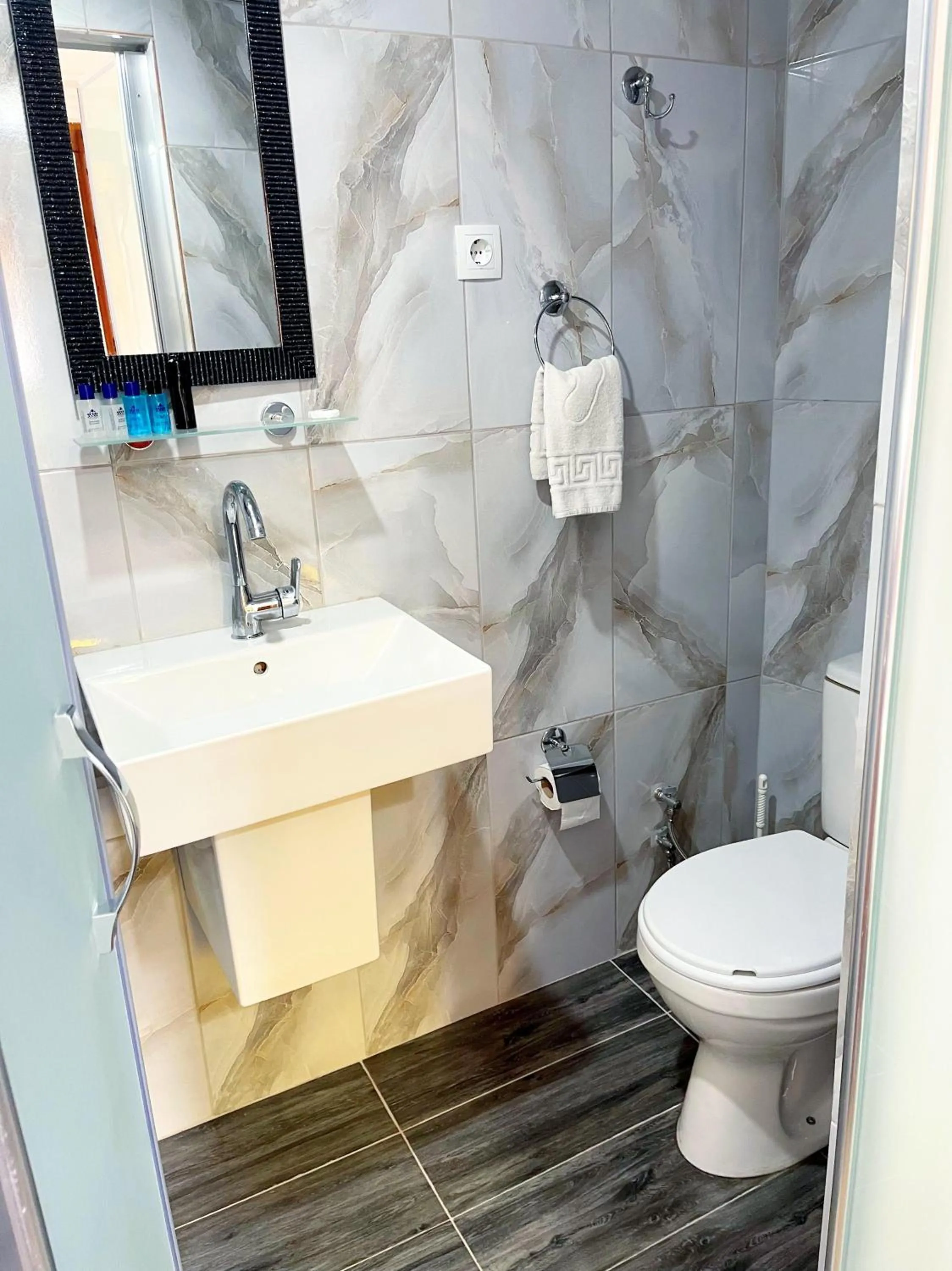 Shower in Hotel Karyatit Kaleici