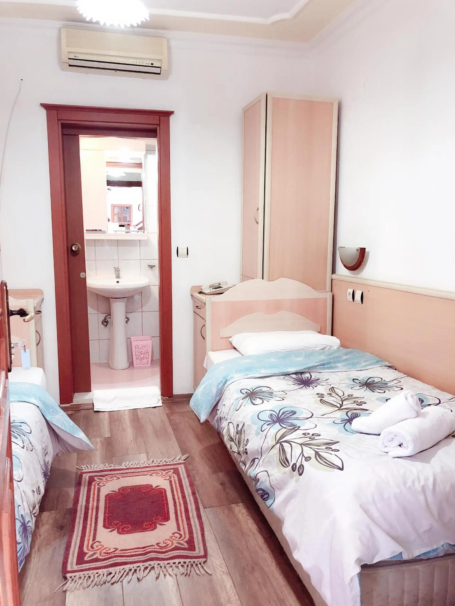 Shower in Hotel Karyatit Kaleici