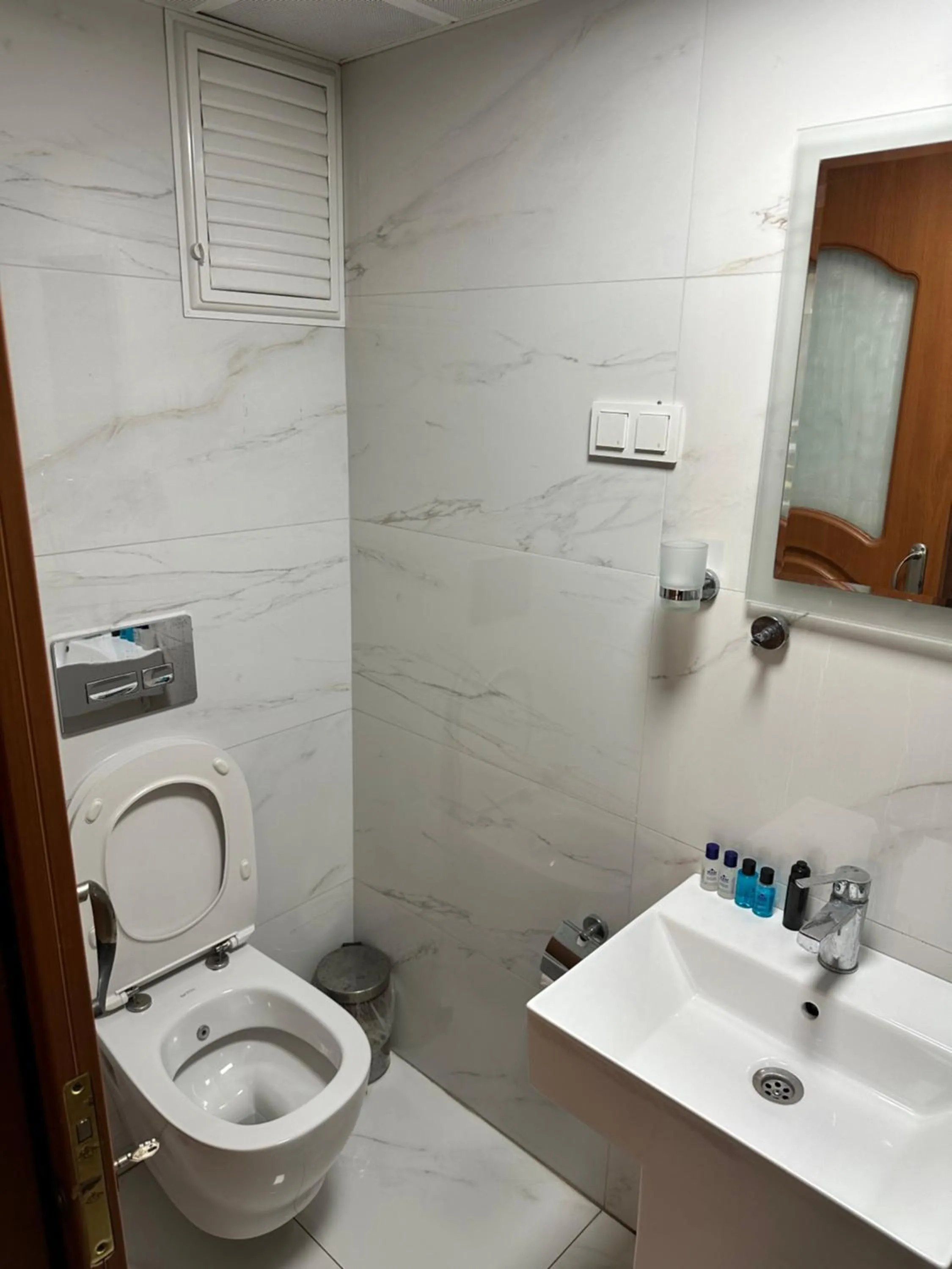 Toilet in Hotel Karyatit Kaleici