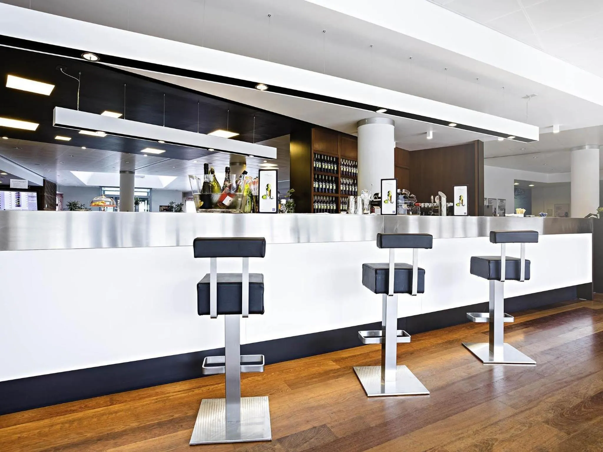 Lounge or bar in Novotel Milano Malpensa Aeroporto