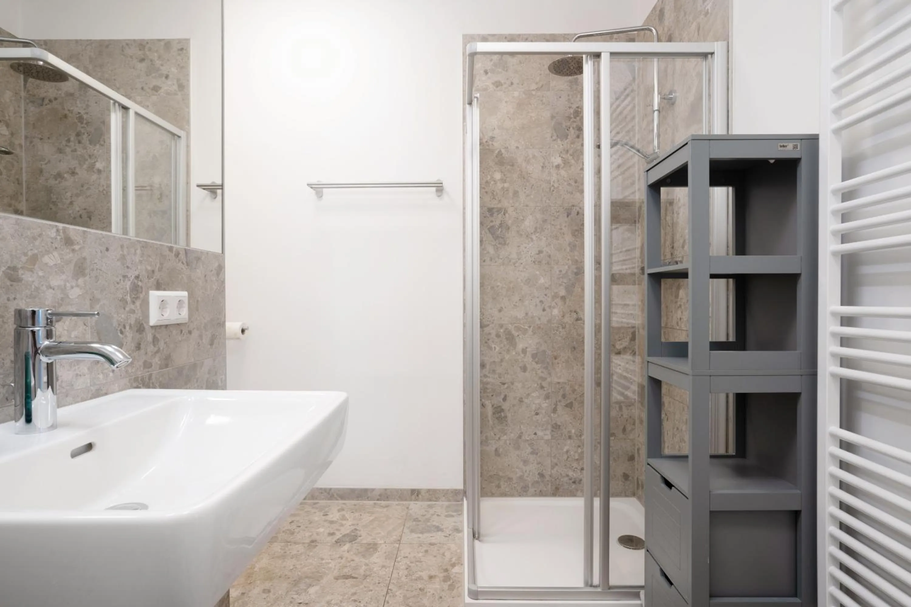 Shower in easy-flat Hauptplatz - City Center Apartments with a Kitchen