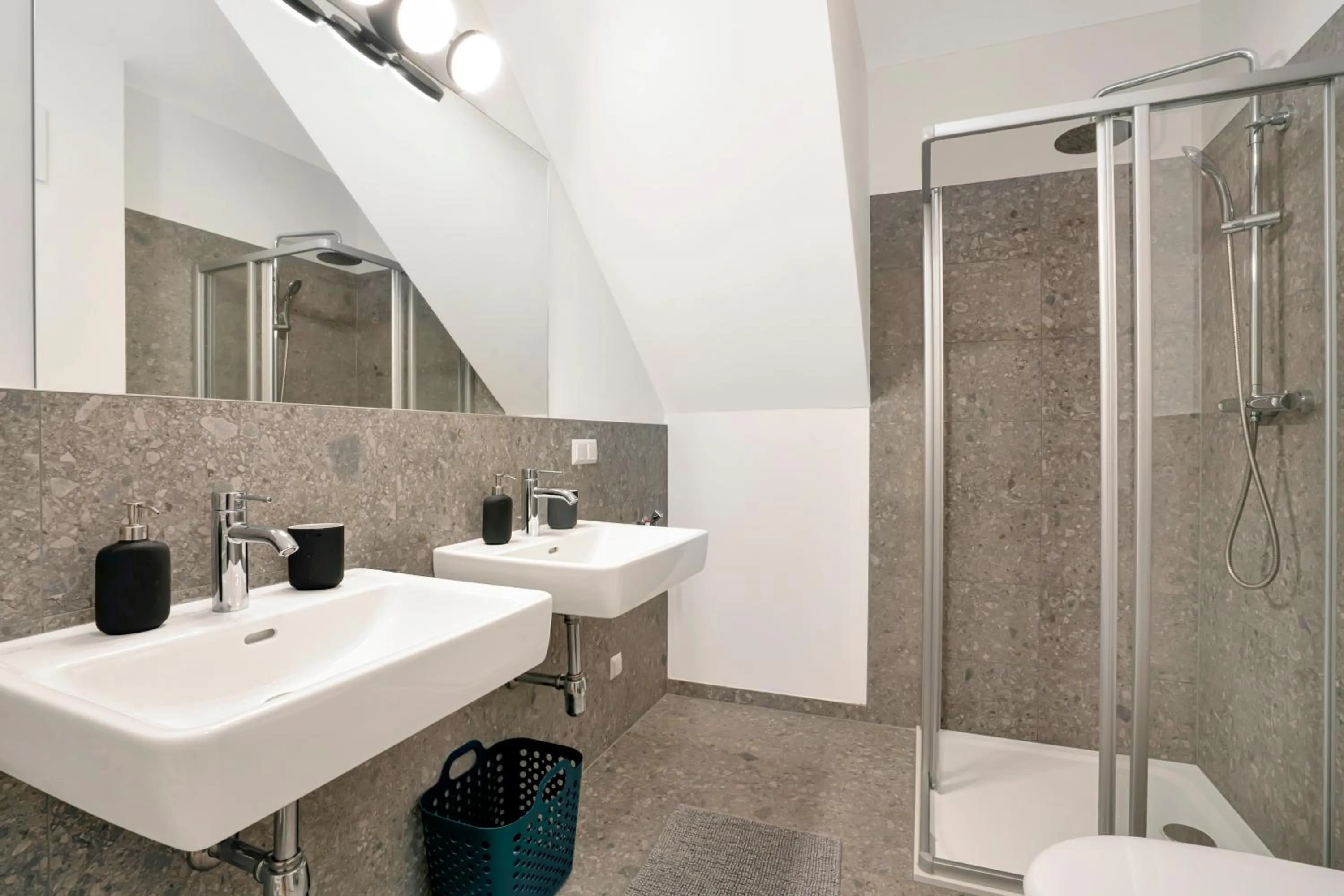 Shower in easy-flat Hauptplatz - City Center Apartments with a Kitchen