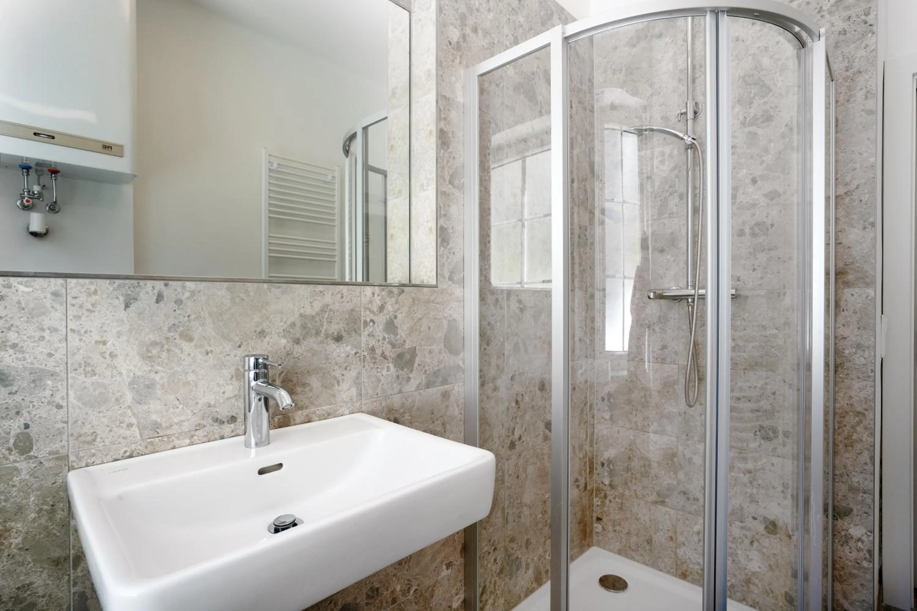 Shower in easy-flat Hauptplatz - City Center Apartments with a Kitchen