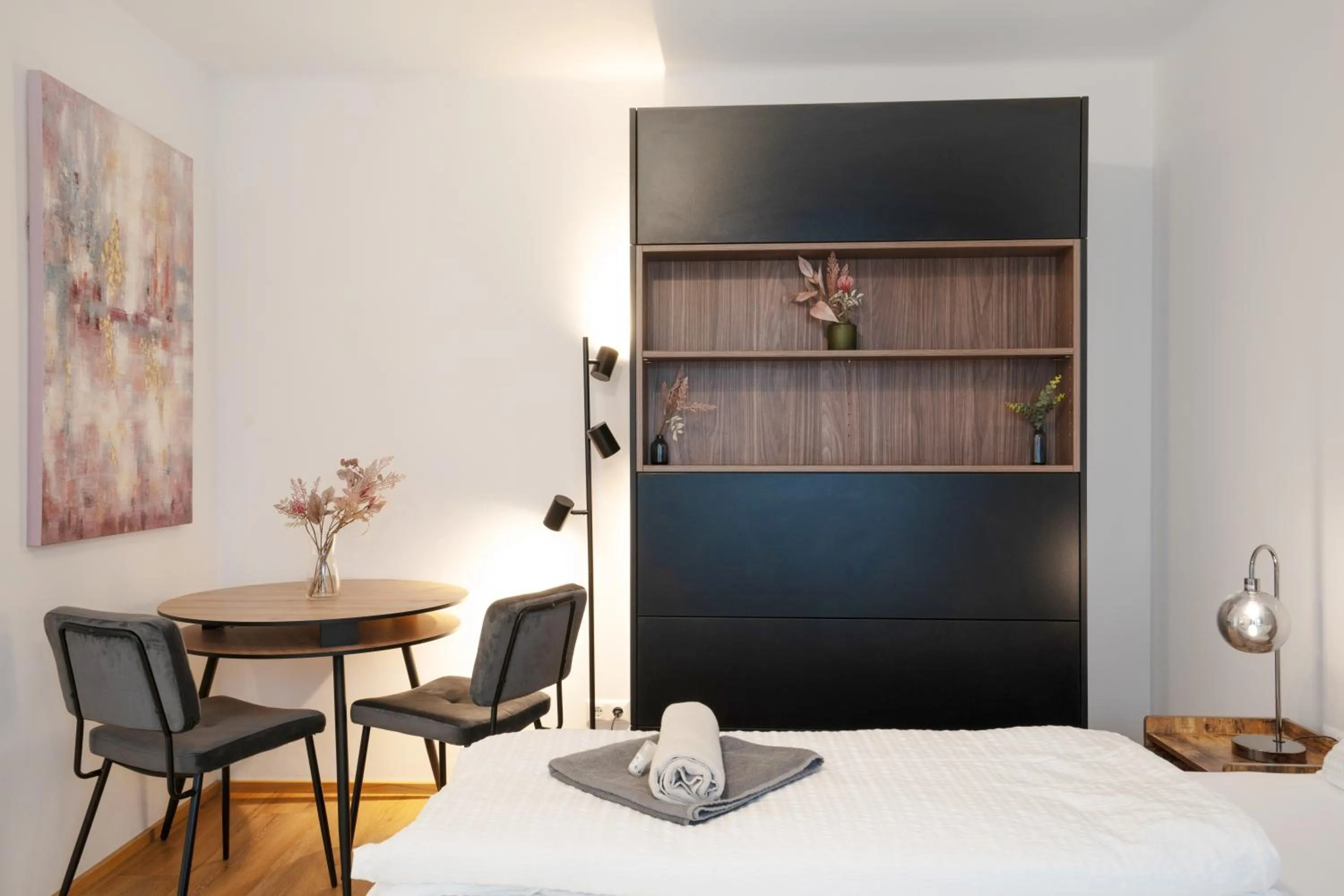 Bed in easy-flat Hauptplatz - City Center Apartments with a Kitchen