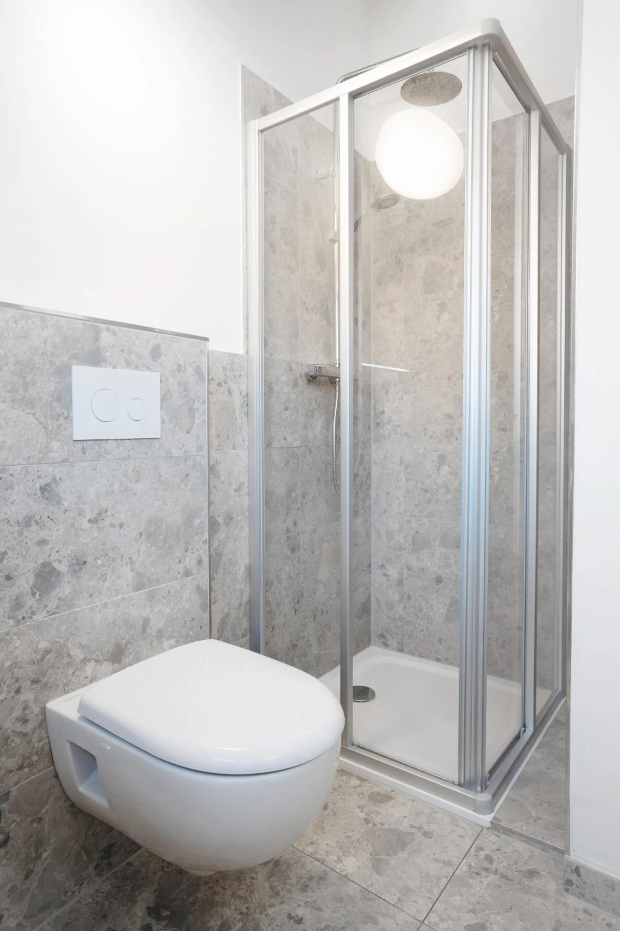 Shower in easy-flat Hauptplatz - City Center Apartments with a Kitchen