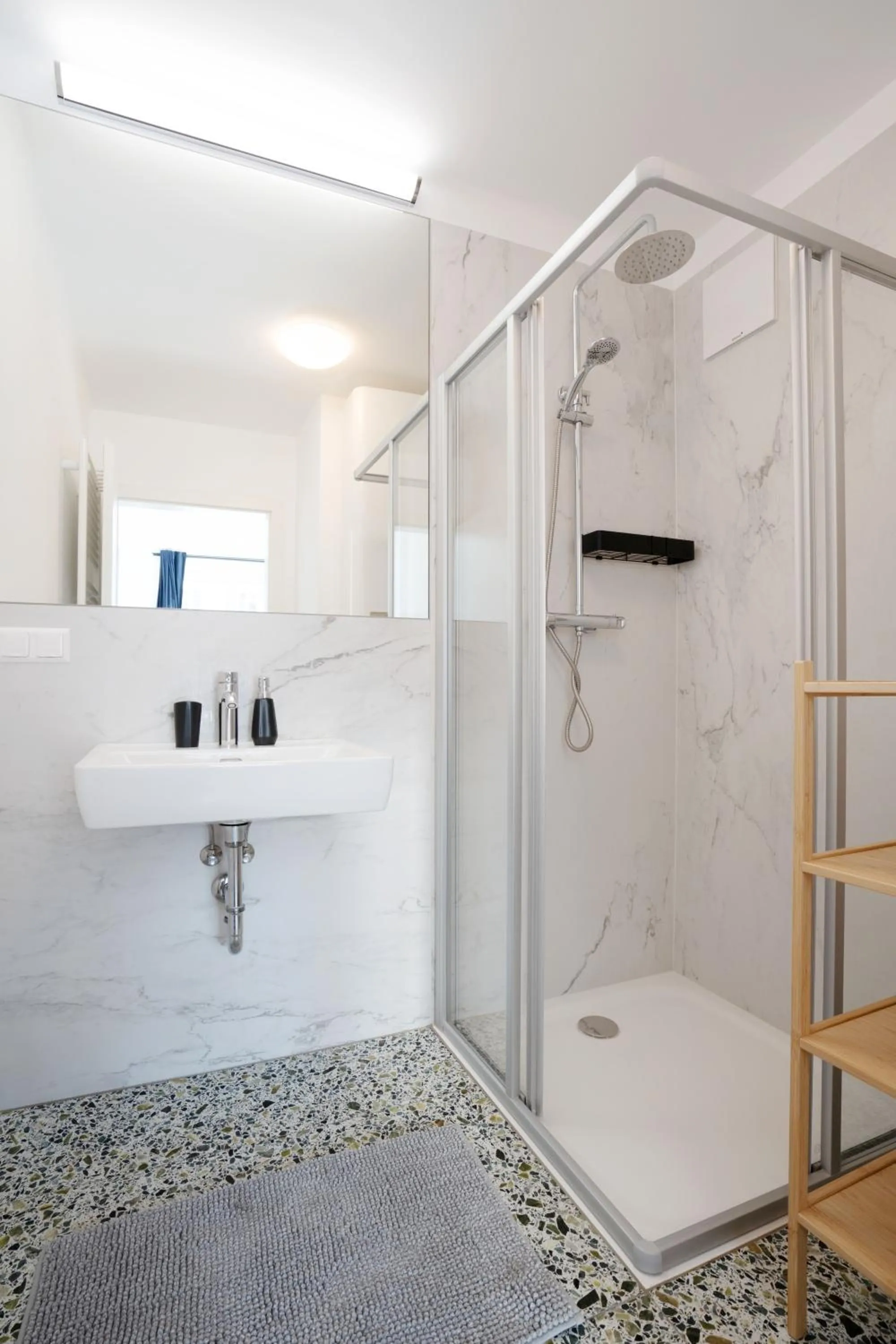 Shower in easy-flat Hauptplatz - City Center Apartments with a Kitchen