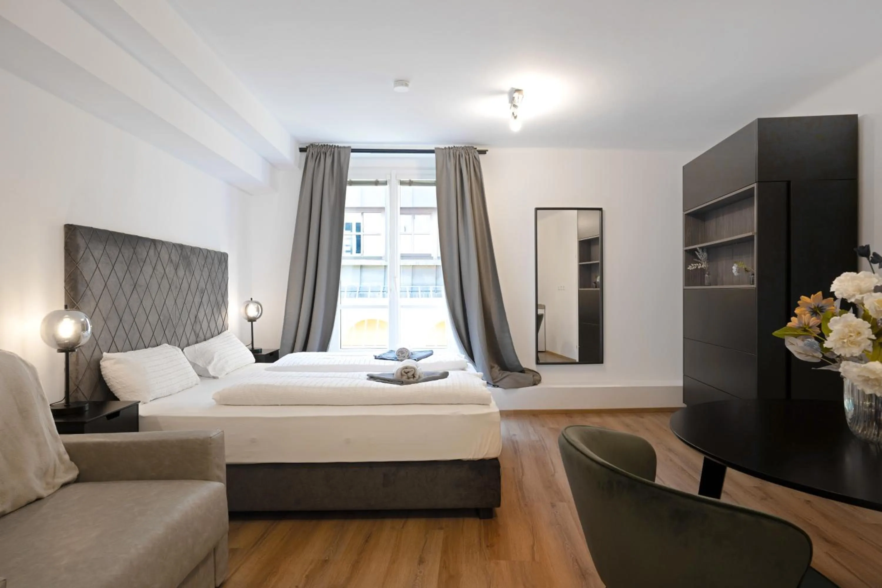 Bed in easy-flat Hauptplatz - City Center Apartments with a Kitchen