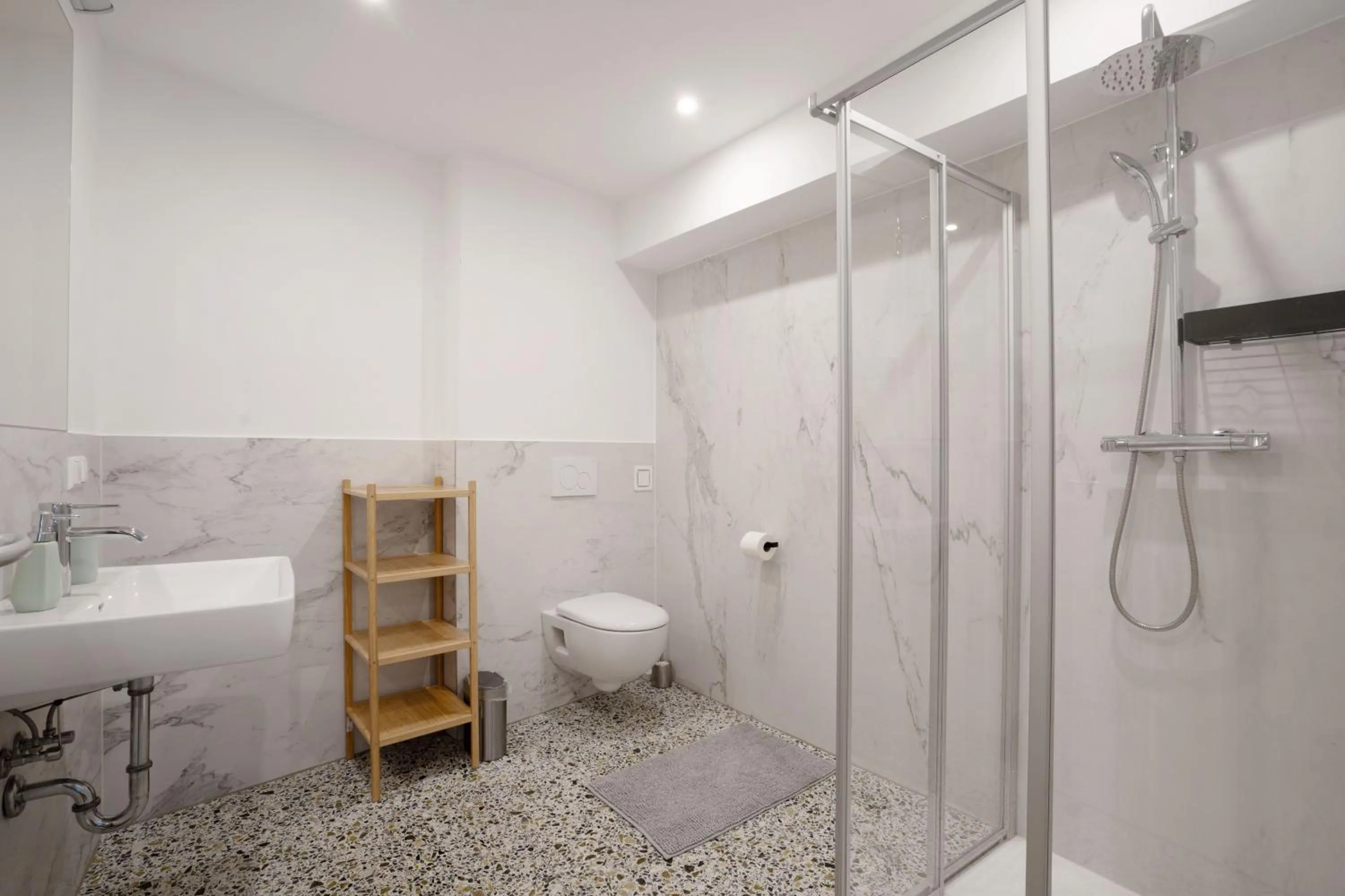 Shower in easy-flat Hauptplatz - City Center Apartments with a Kitchen
