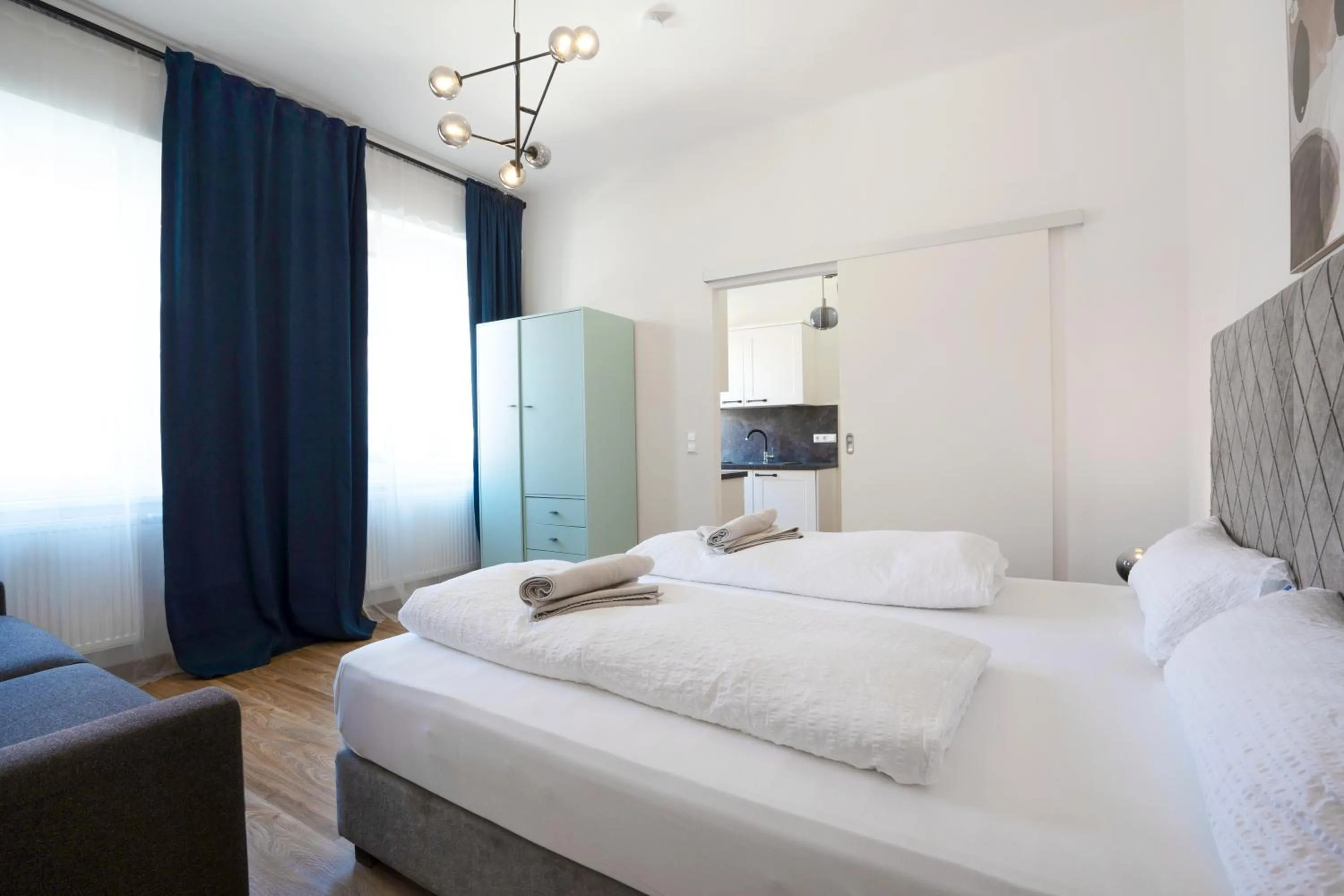 Bed in easy-flat Hauptplatz - City Center Apartments with a Kitchen