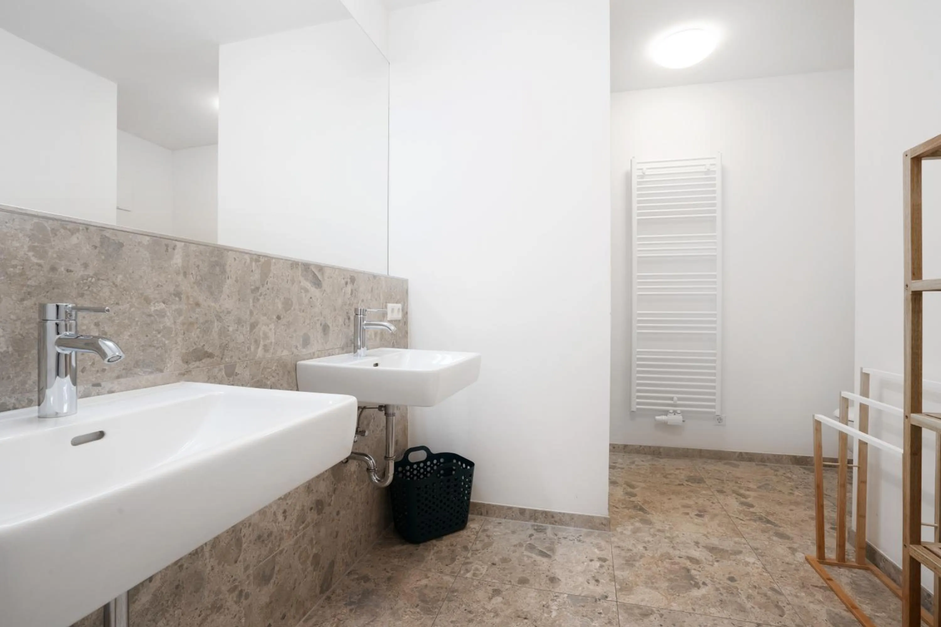 Shower in easy-flat Hauptplatz - City Center Apartments with a Kitchen