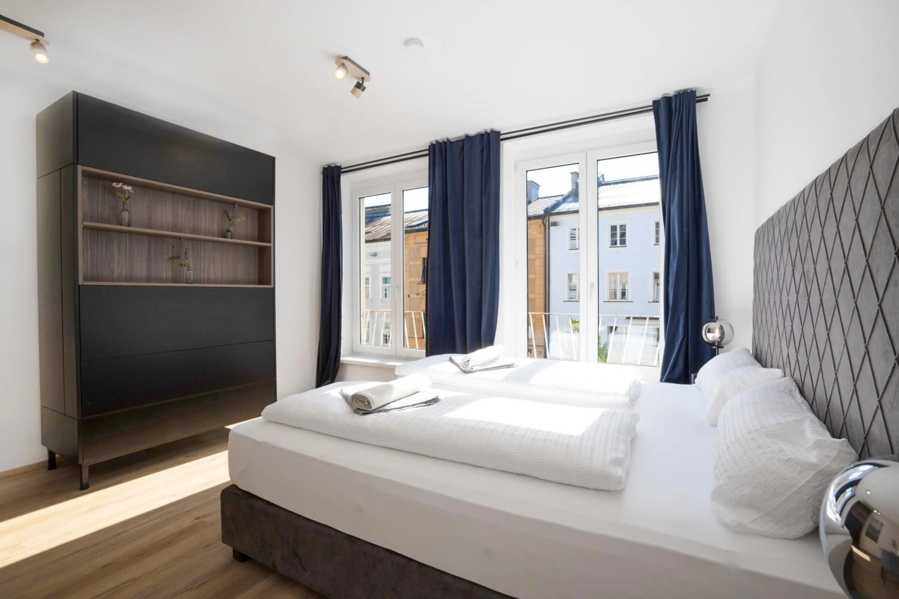 Bed in easy-flat Hauptplatz - City Center Apartments with a Kitchen