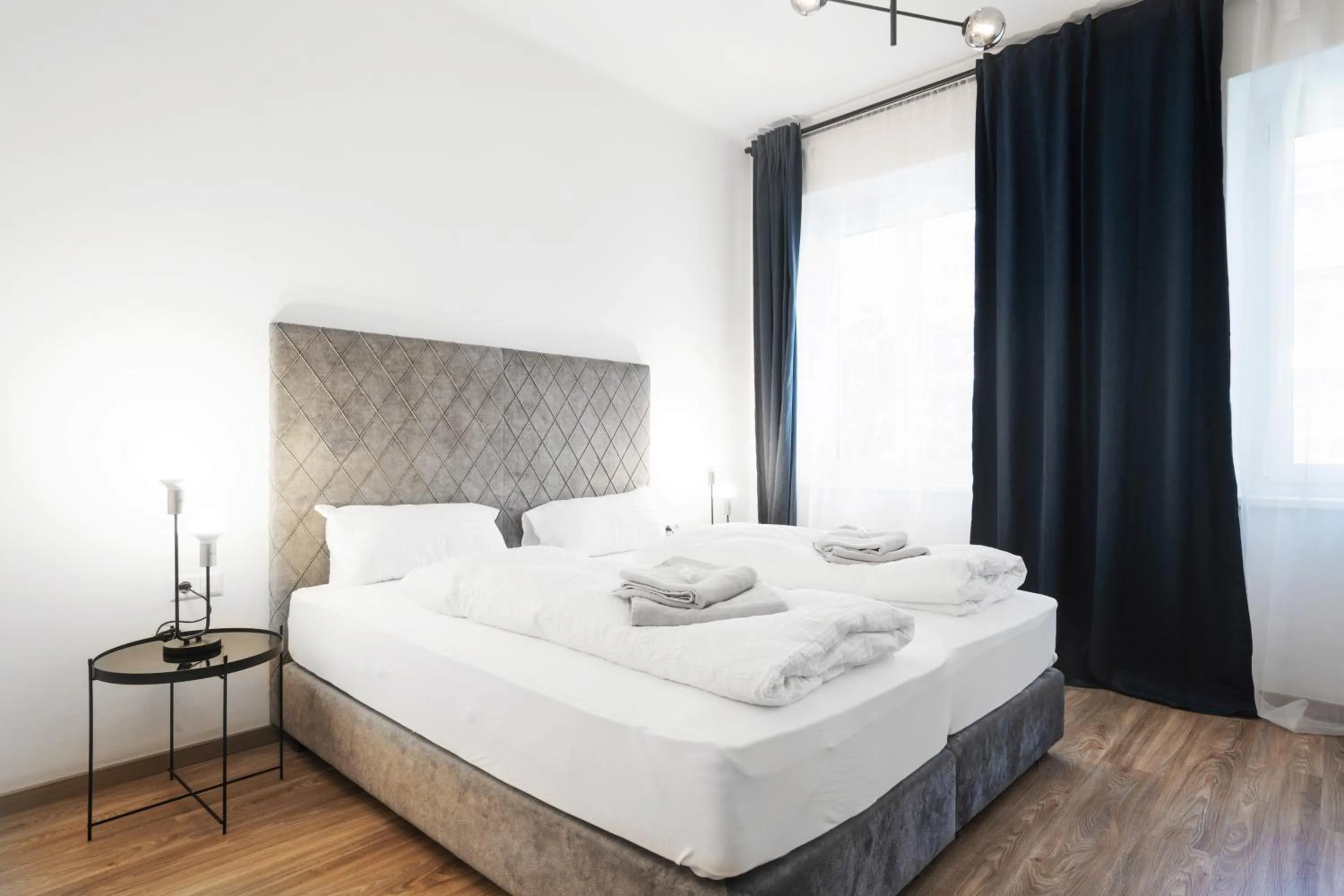 Bed in easy-flat Hauptplatz - City Center Apartments with a Kitchen