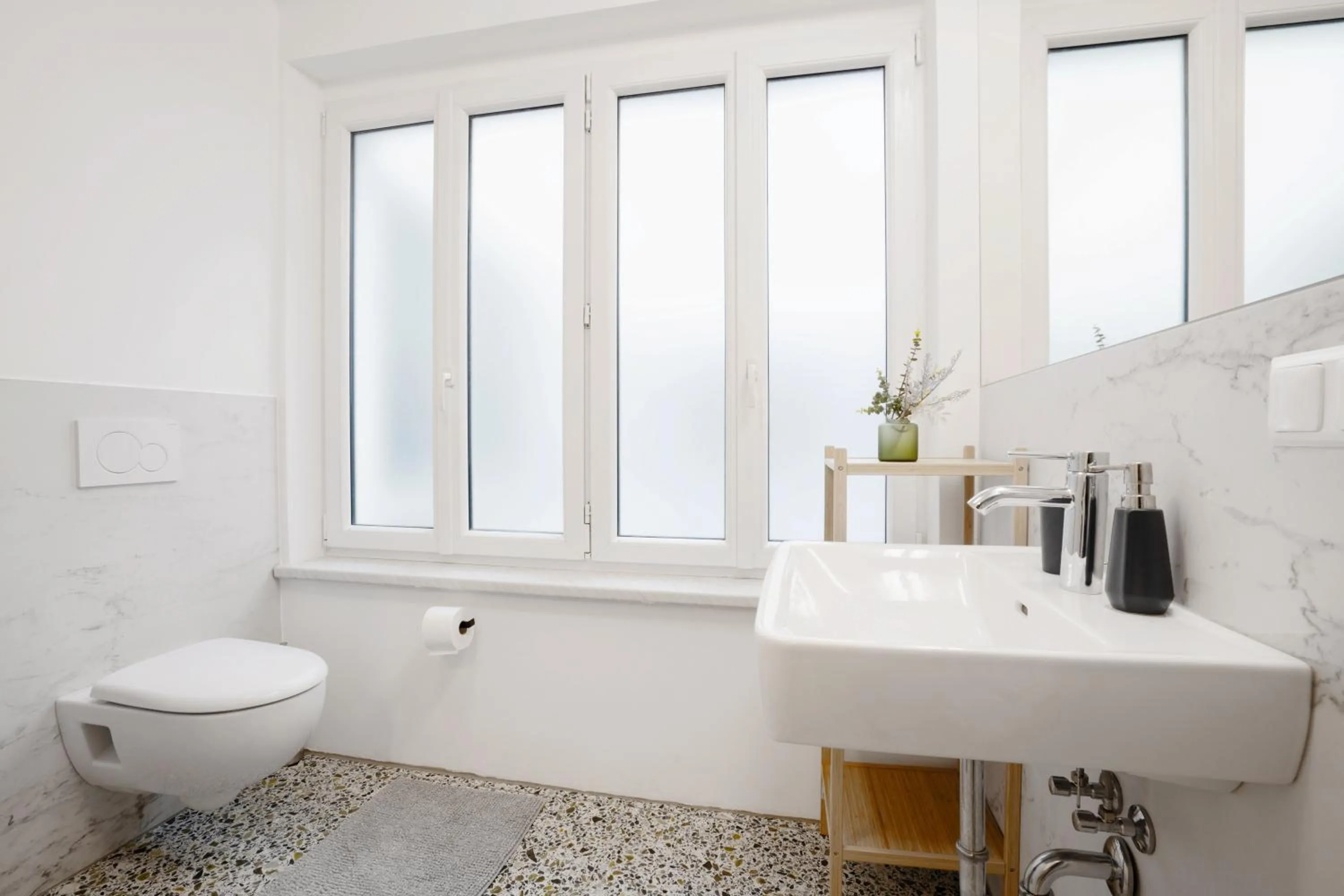 Toilet in easy-flat Hauptplatz - City Center Apartments with a Kitchen