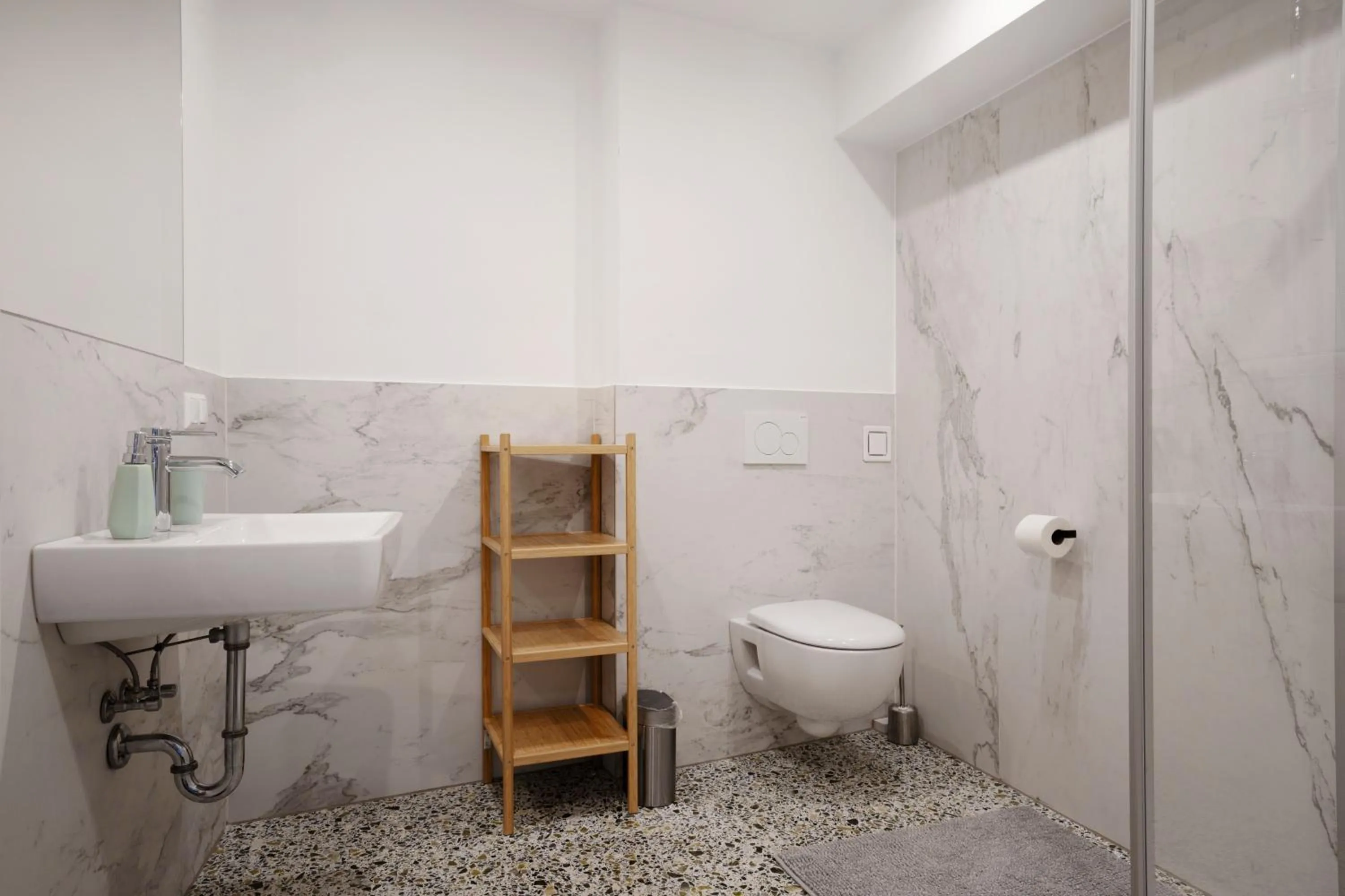 Shower in easy-flat Hauptplatz - City Center Apartments with a Kitchen