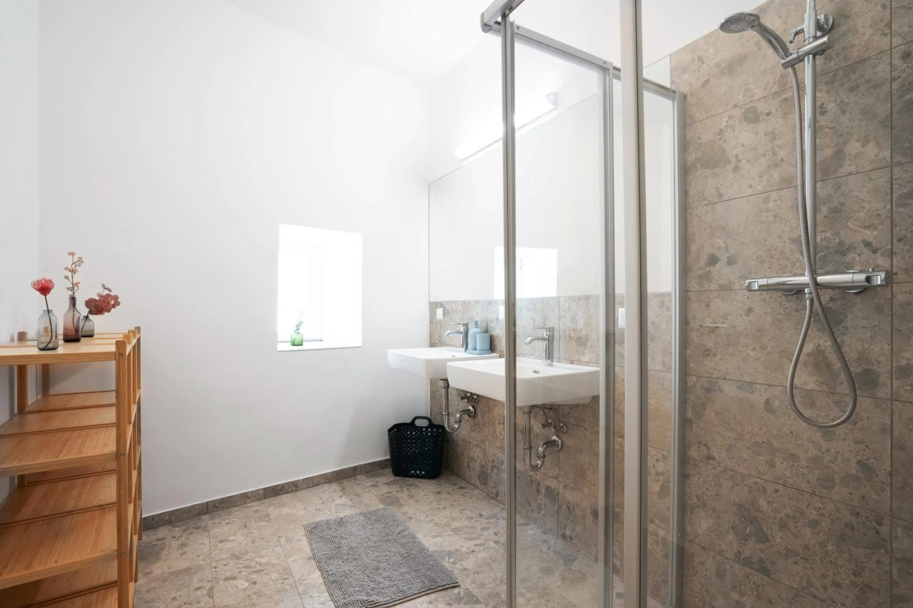 Shower in easy-flat Hauptplatz - City Center Apartments with a Kitchen