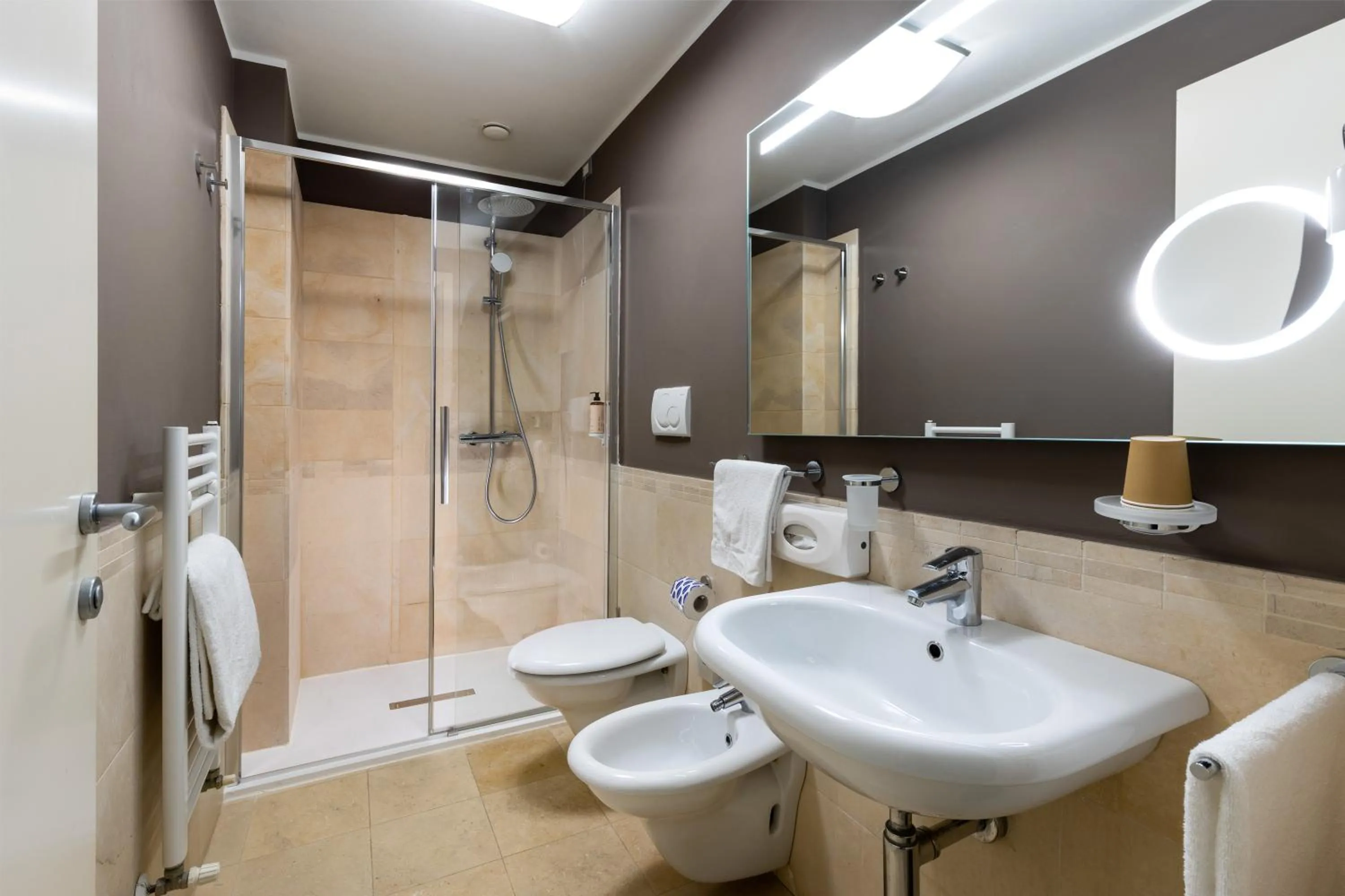 Shower in Mercure Rimini Lungomare