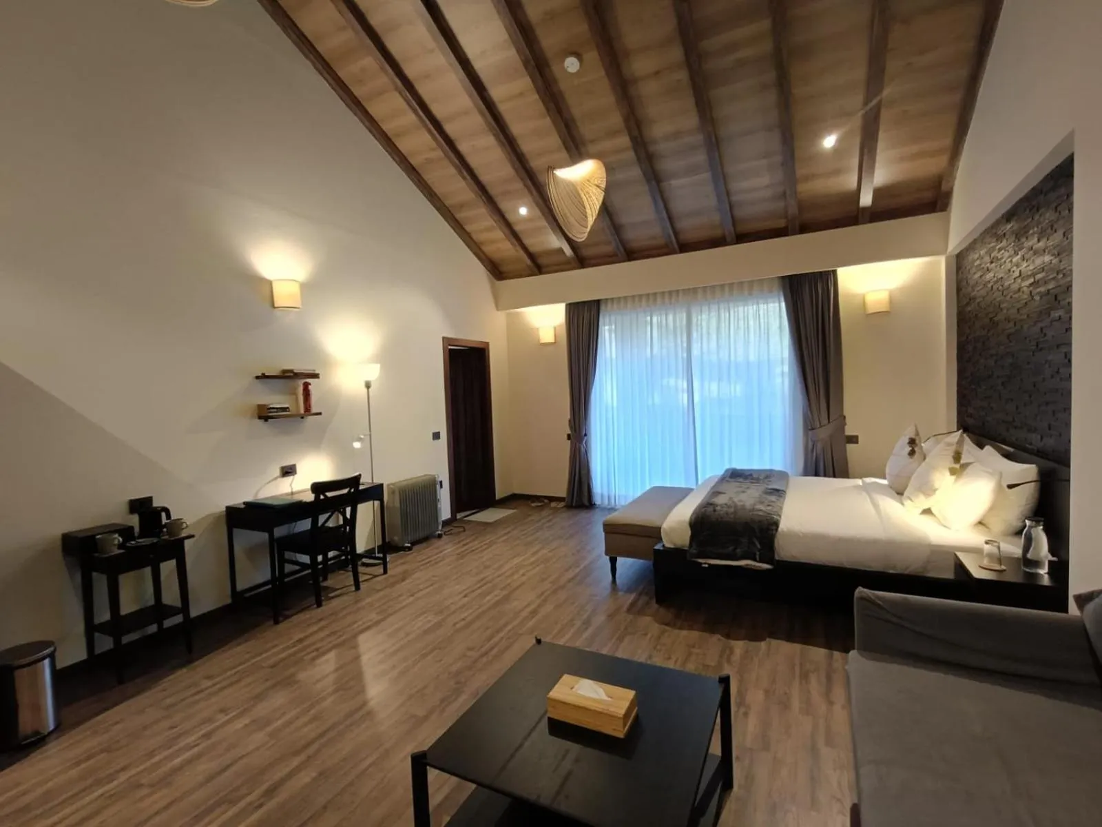 Seating area, Bed in Hotel Eagles Nest