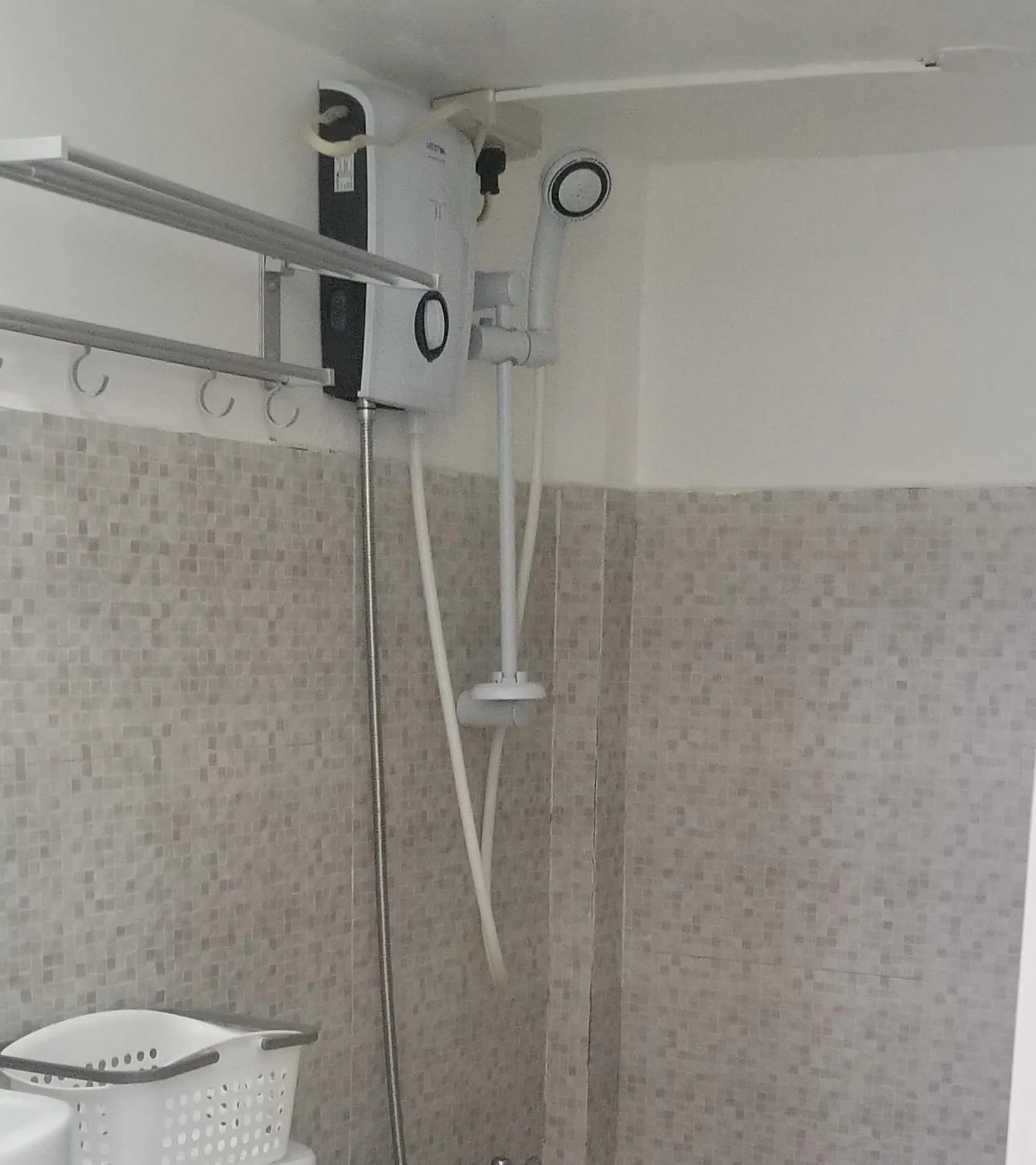 Shower in Innsite Room Rentals