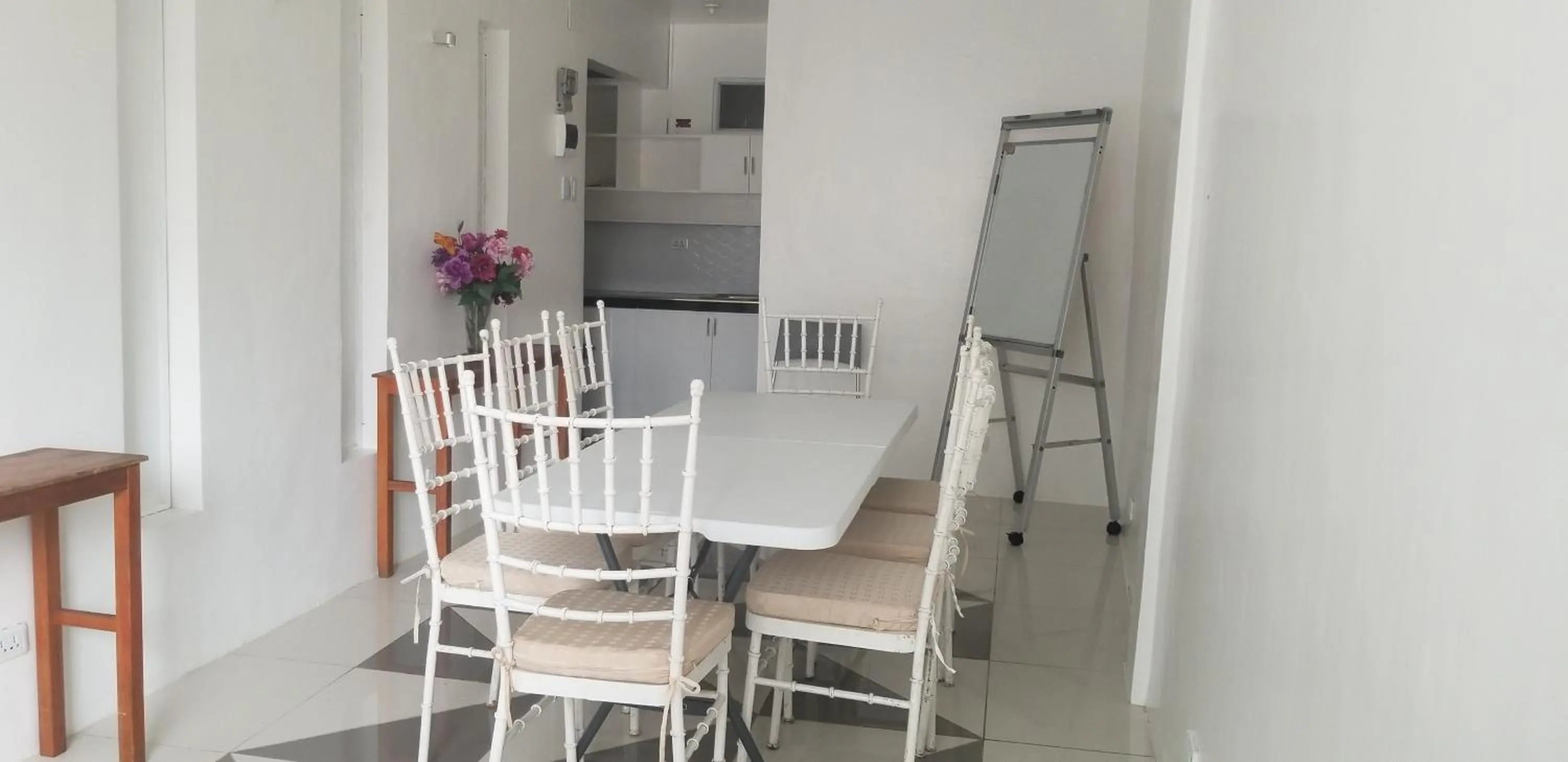 Communal lounge/ TV room in Innsite Room Rentals