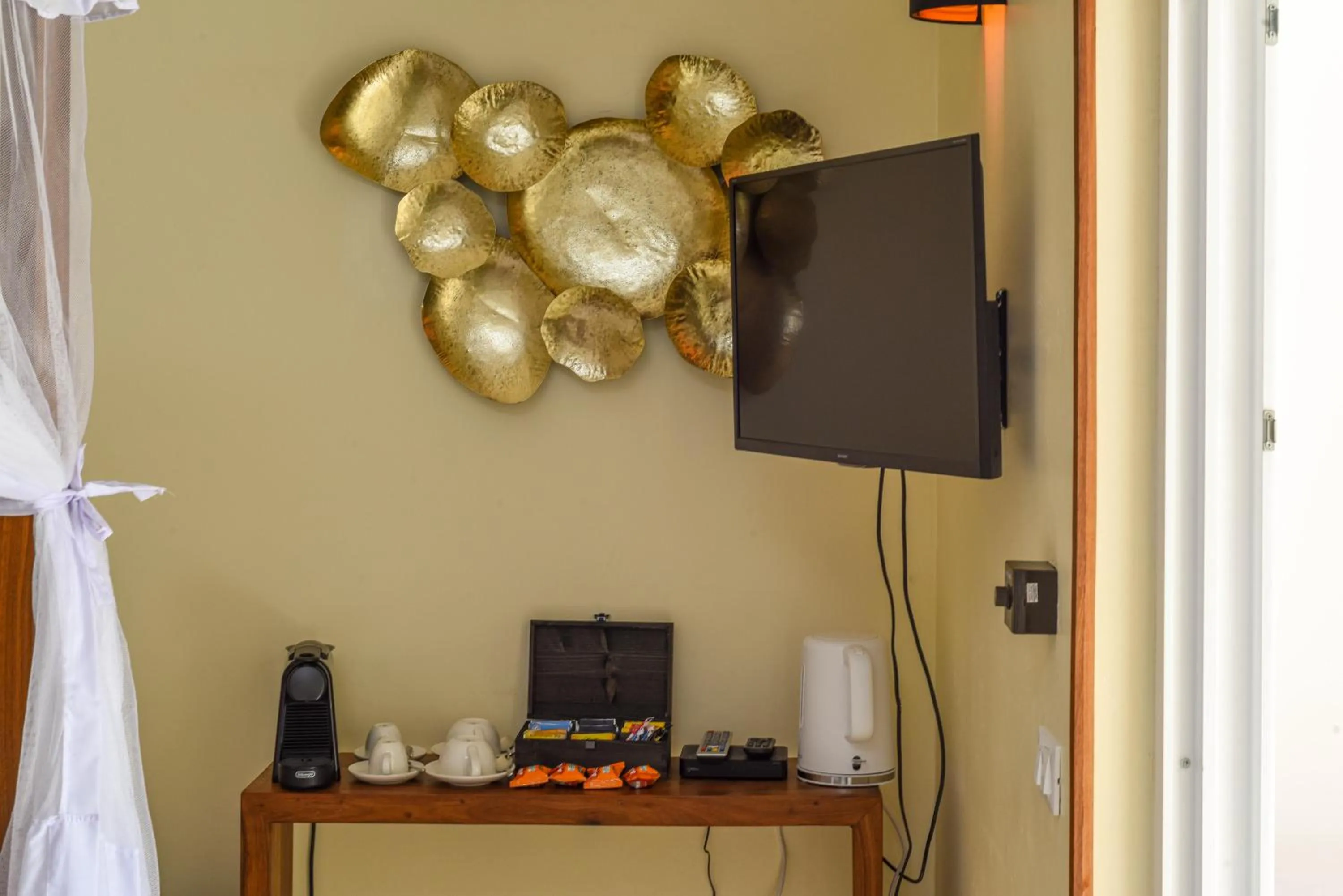 TV and multimedia in Alma Boutique Hotel