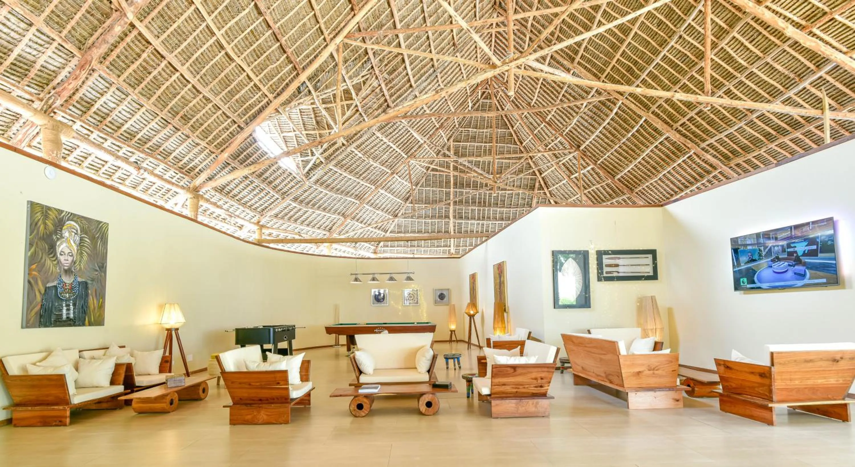 Communal lounge/ TV room in Alma Boutique Hotel