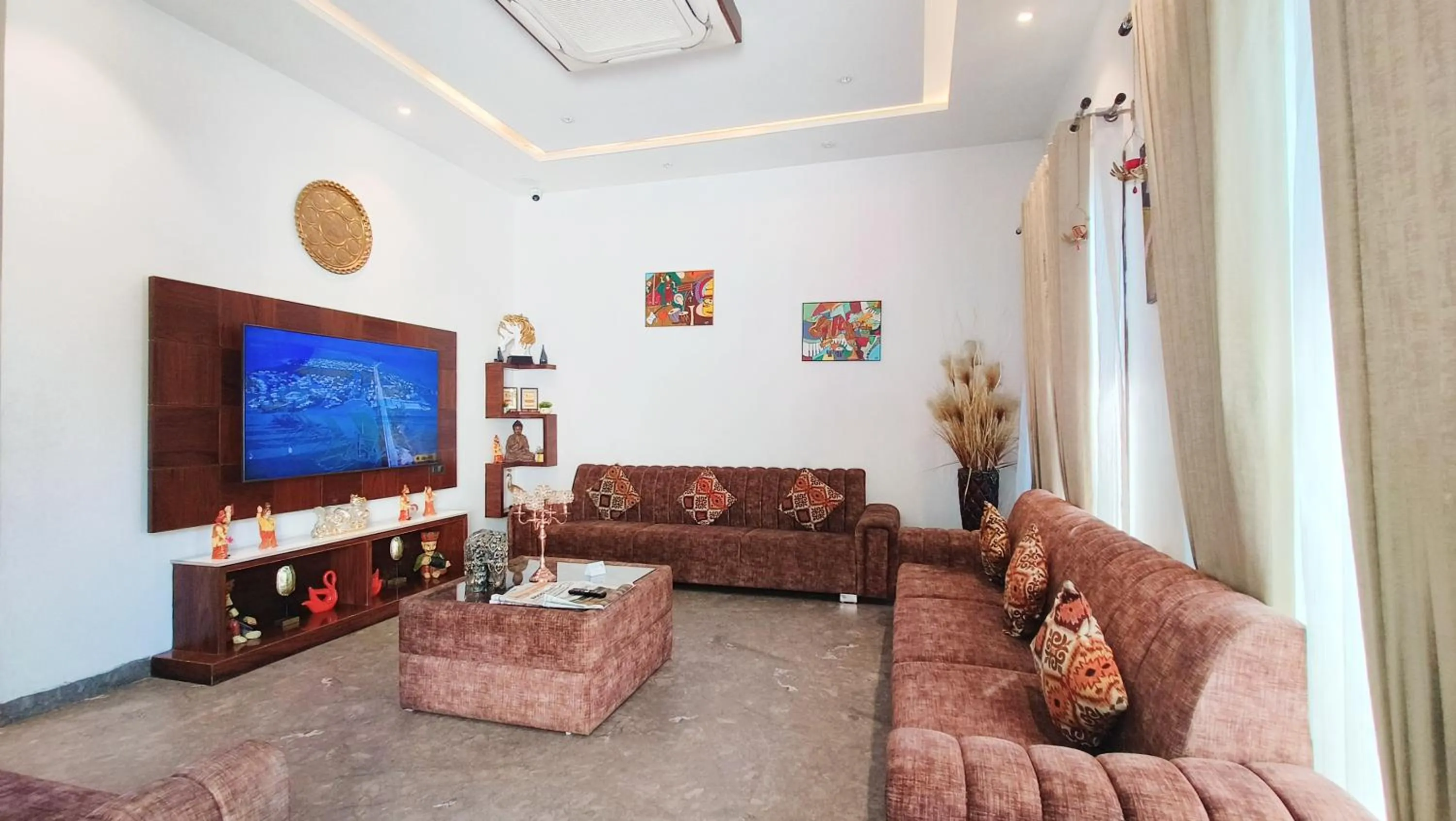 Communal lounge/ TV room in Blessings Hotel