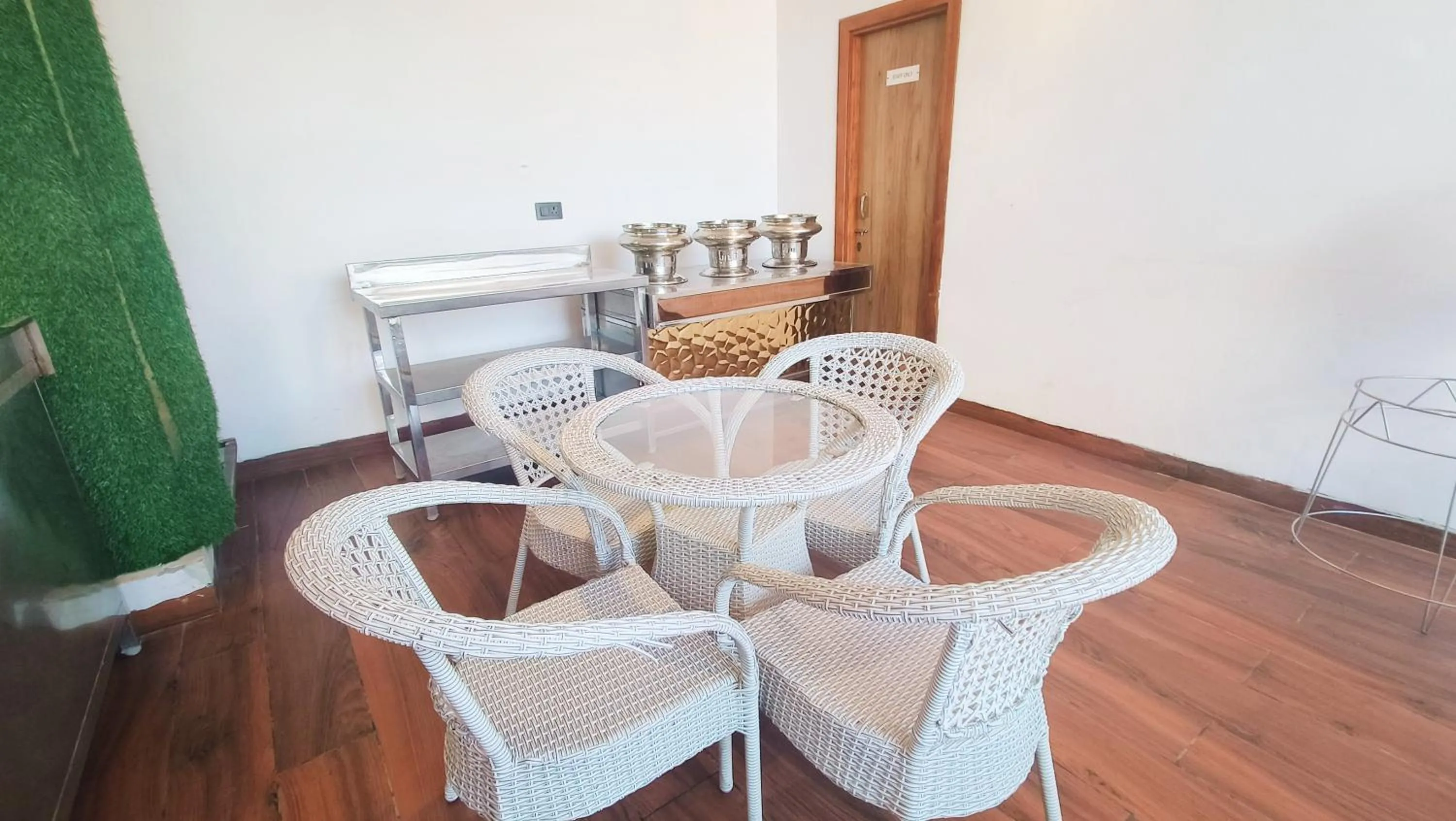 Restaurant/places to eat in Blessings Hotel