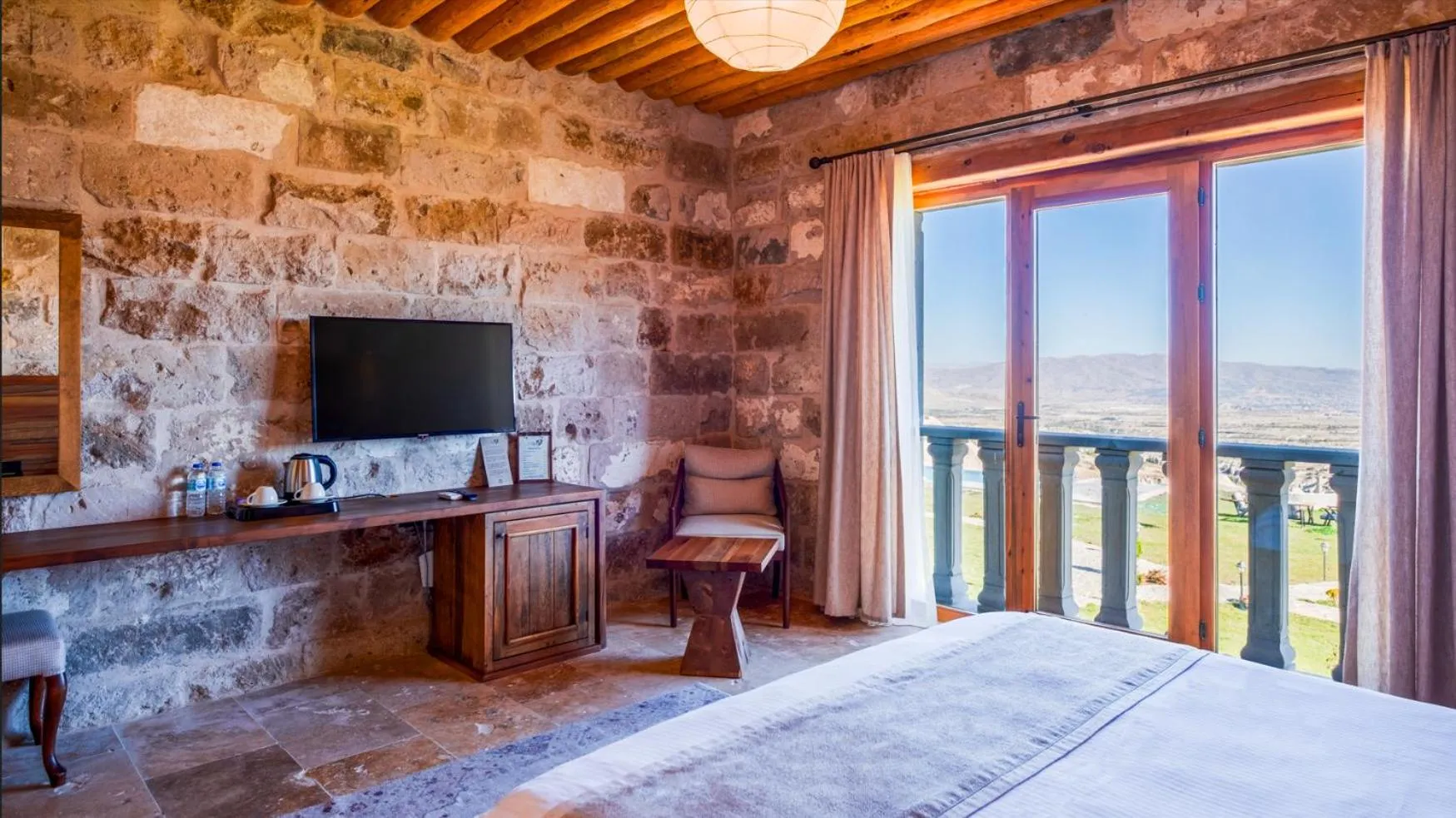 Photo of the whole room, Bed in La Fairy Cappadocia