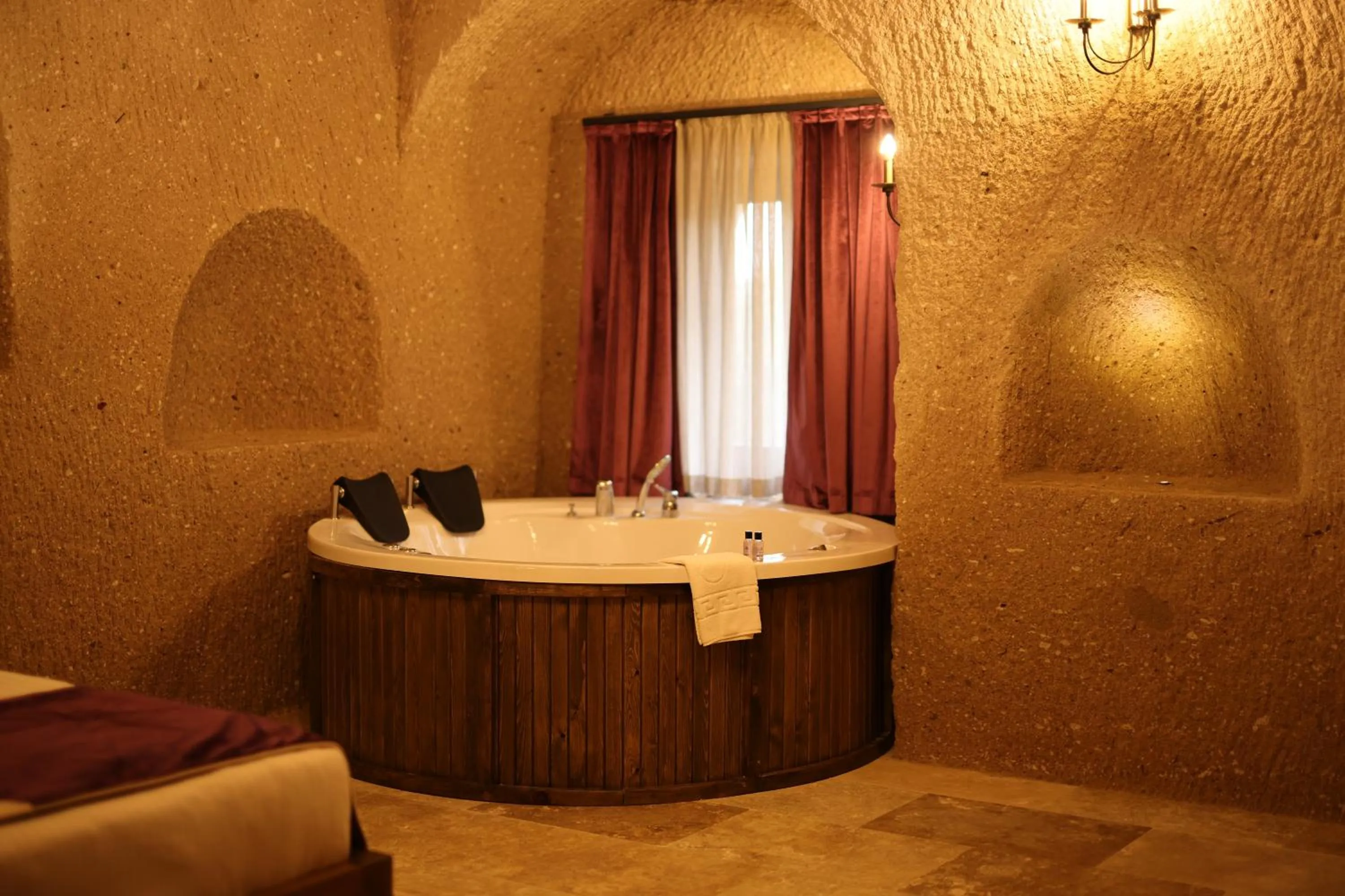 Hot Tub in La Fairy Cappadocia