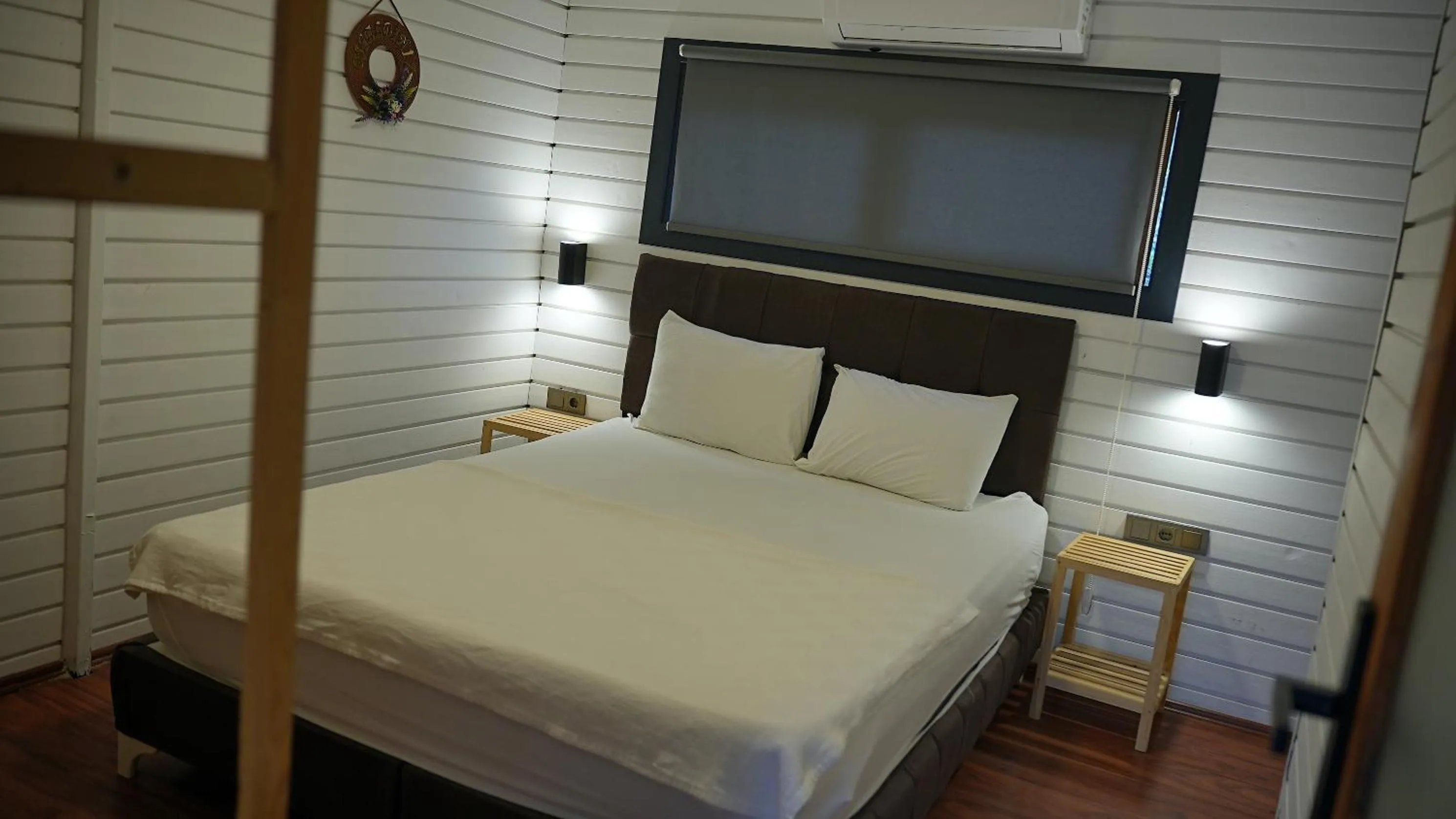 Photo of the whole room, Bed in Collesium Garden