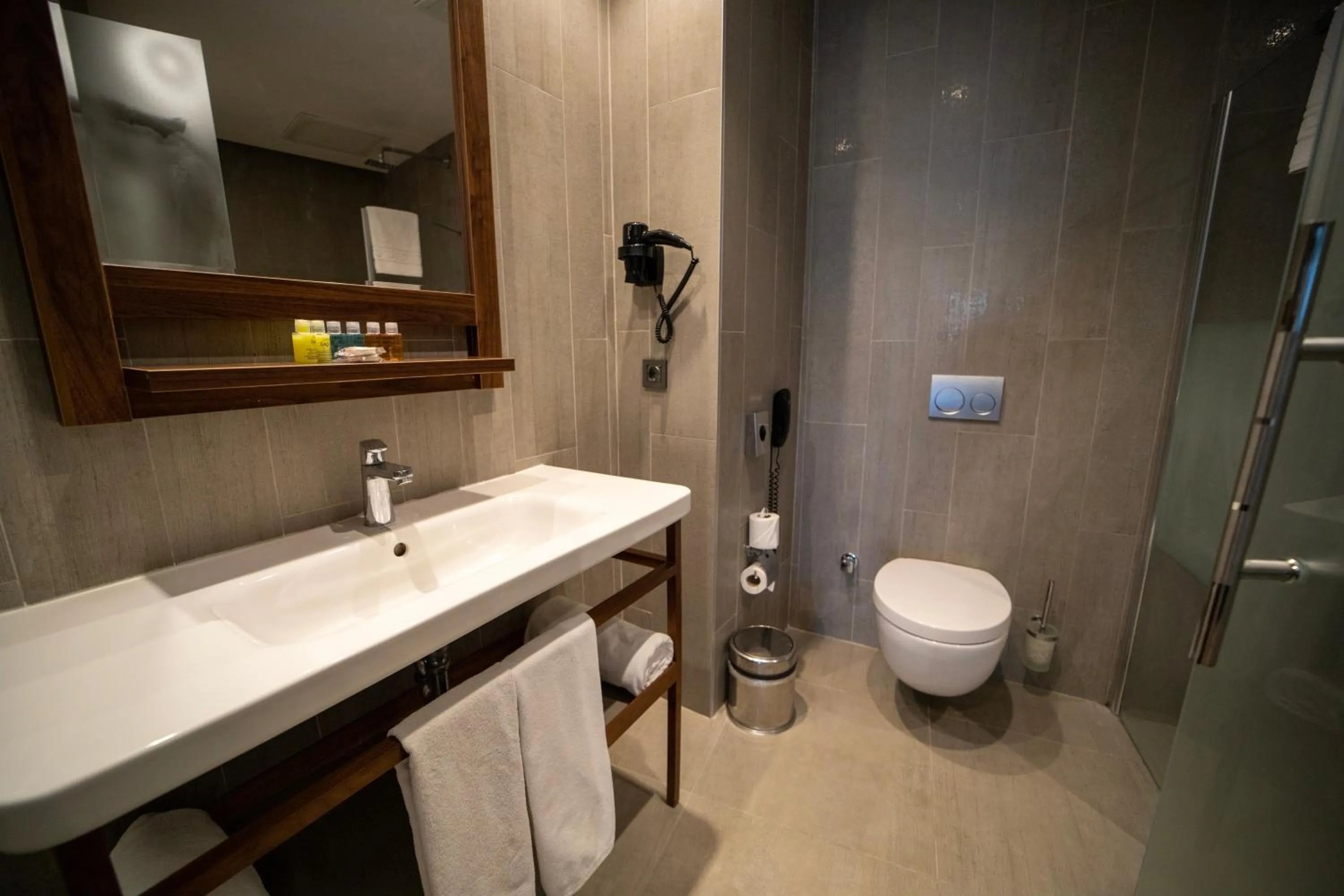 Toilet in Seven For Life Thermal Hotel