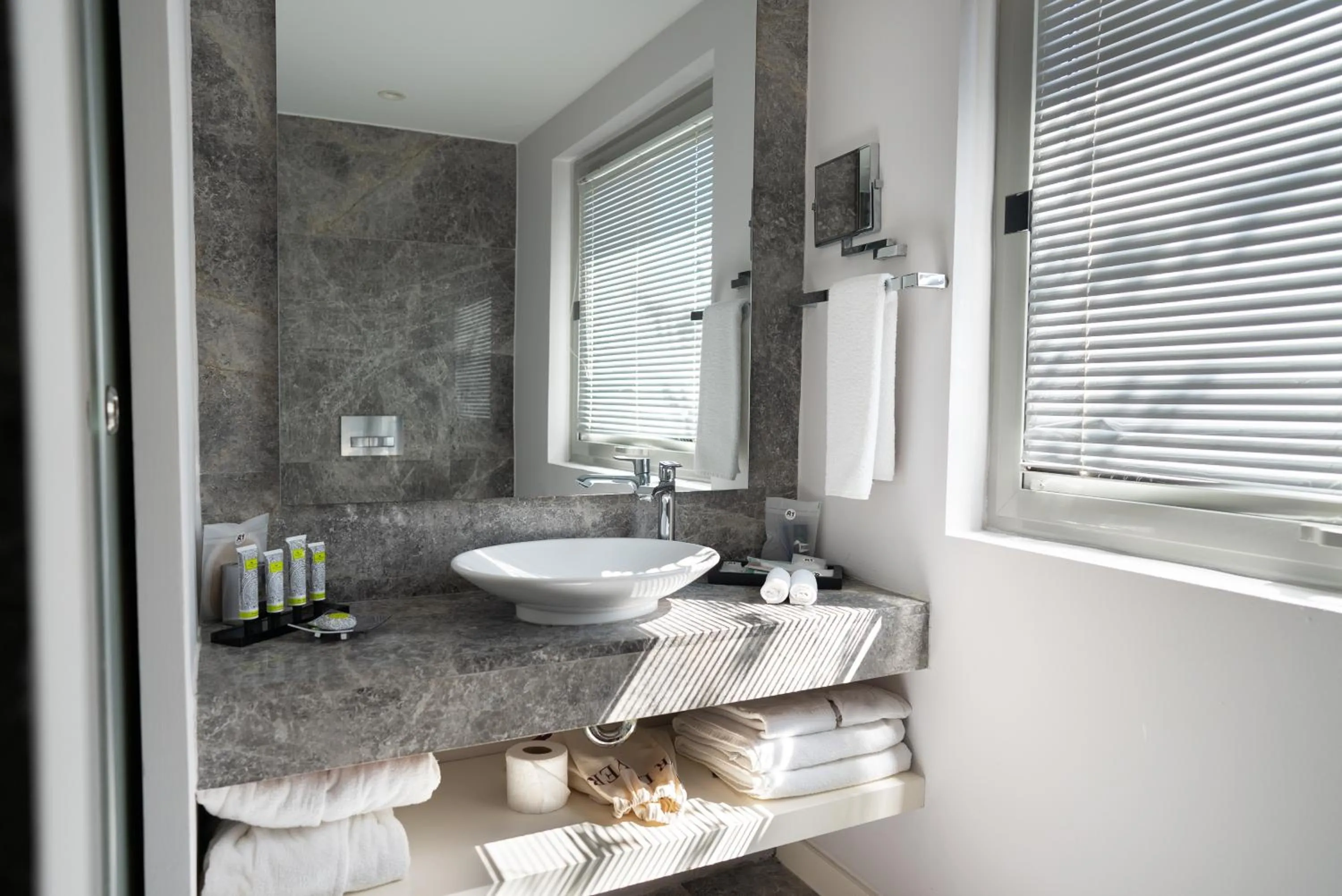 Shower in No81 Hotel