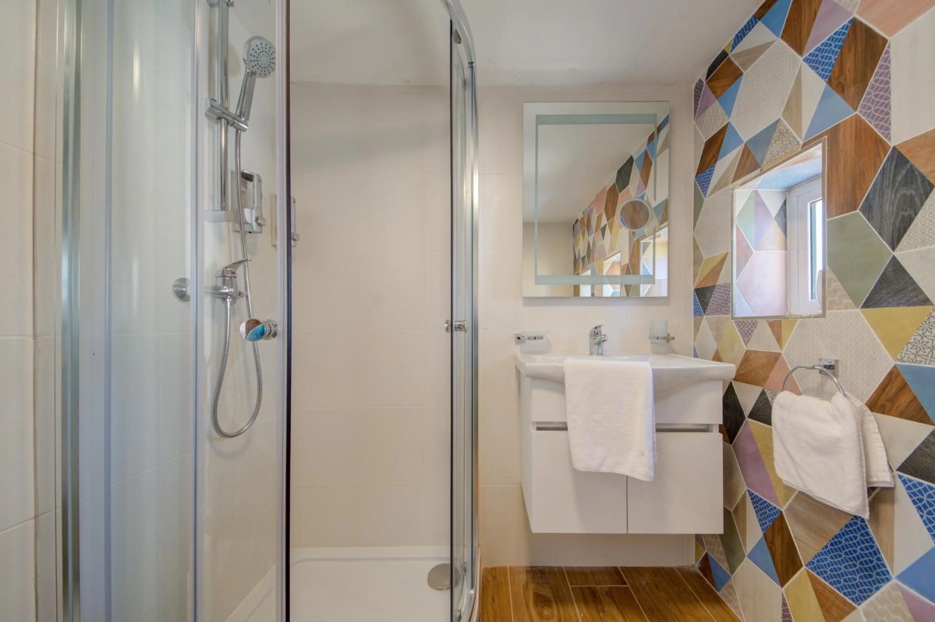 Shower in Marina Suites & apartments - Self catering - by Tritoni hotels