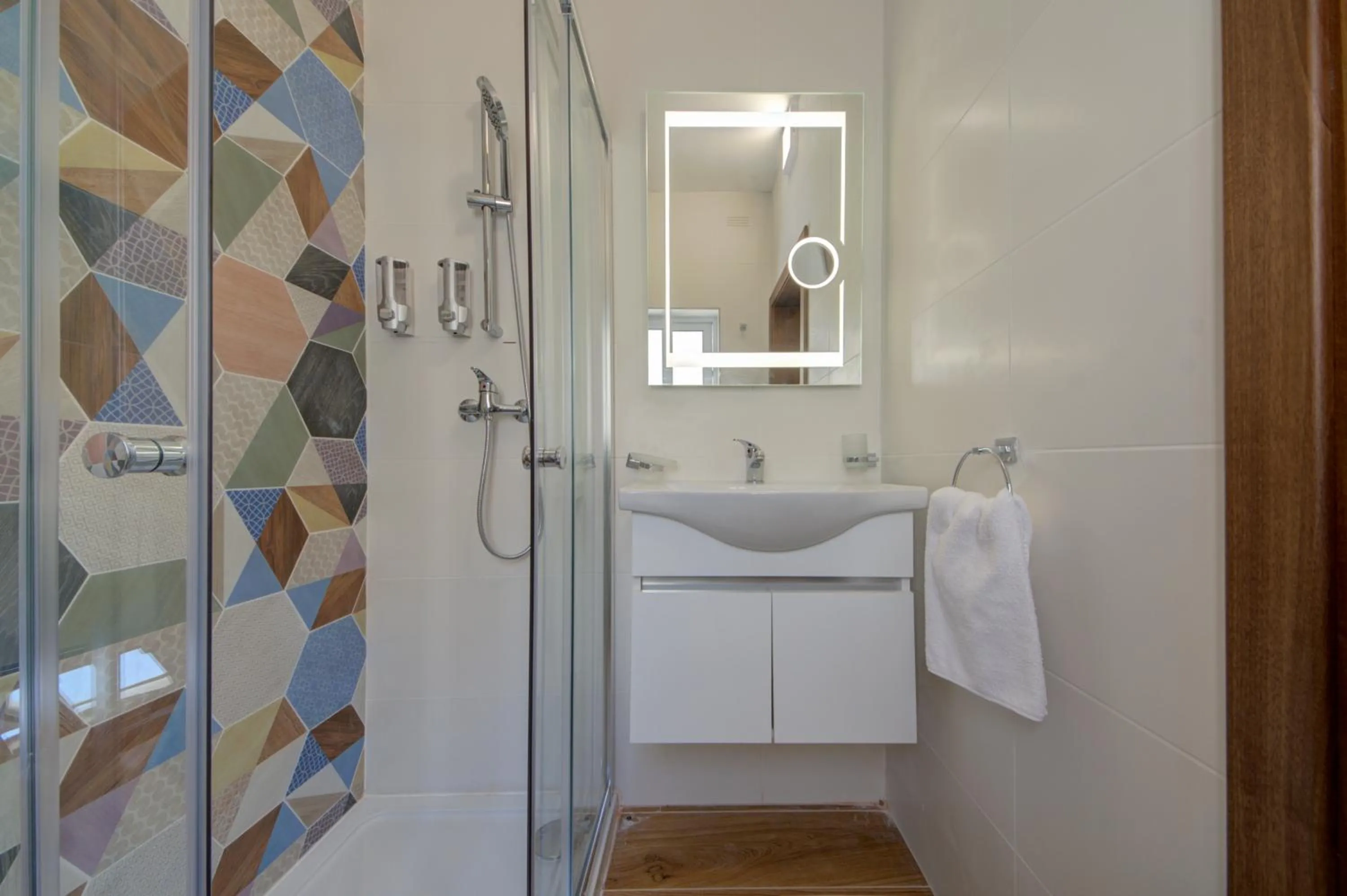 Shower in Marina Suites & apartments - Self catering - by Tritoni hotels