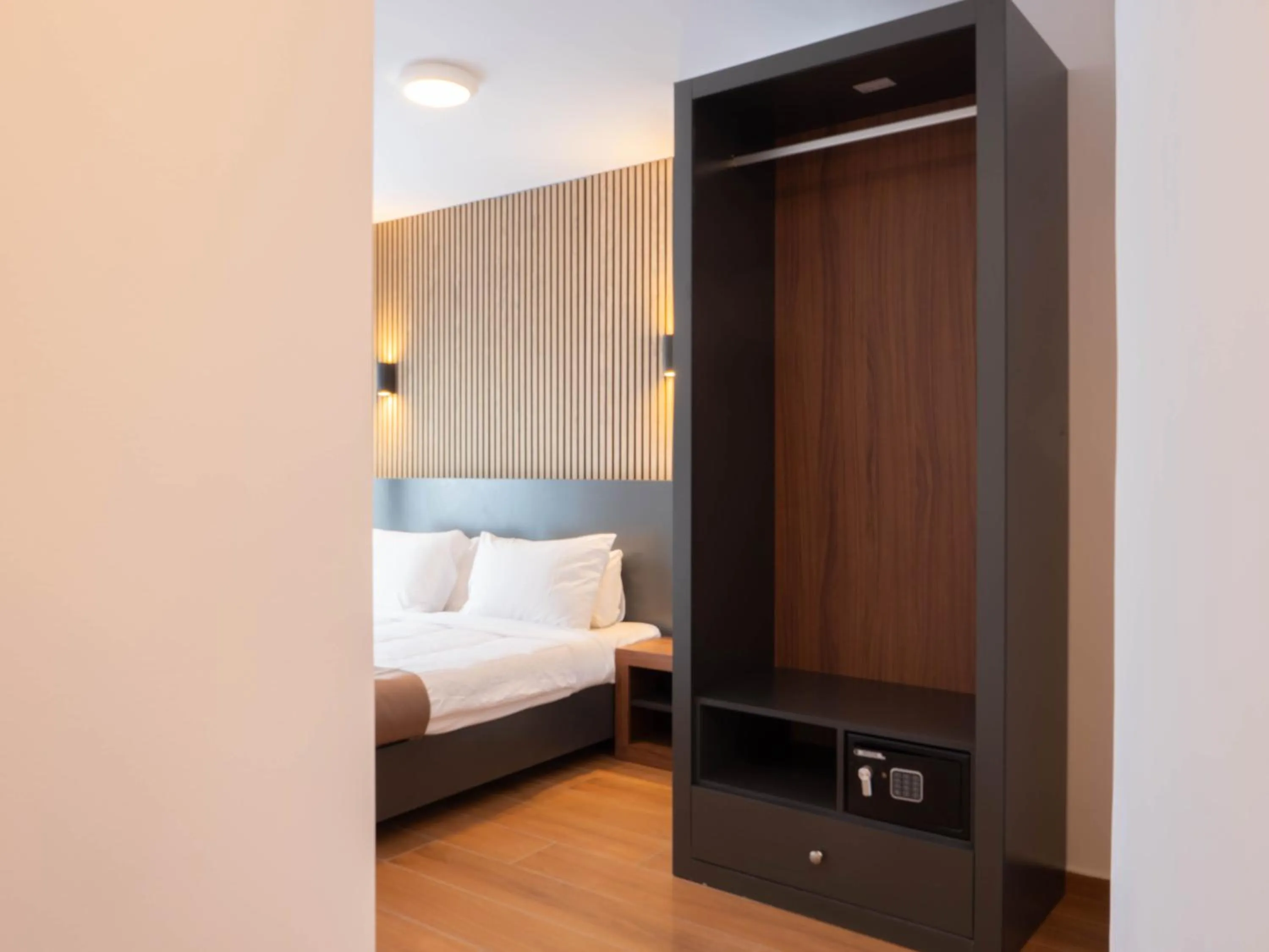 Bedroom, Bed in Marina Suites & apartments - Self catering - by Tritoni hotels