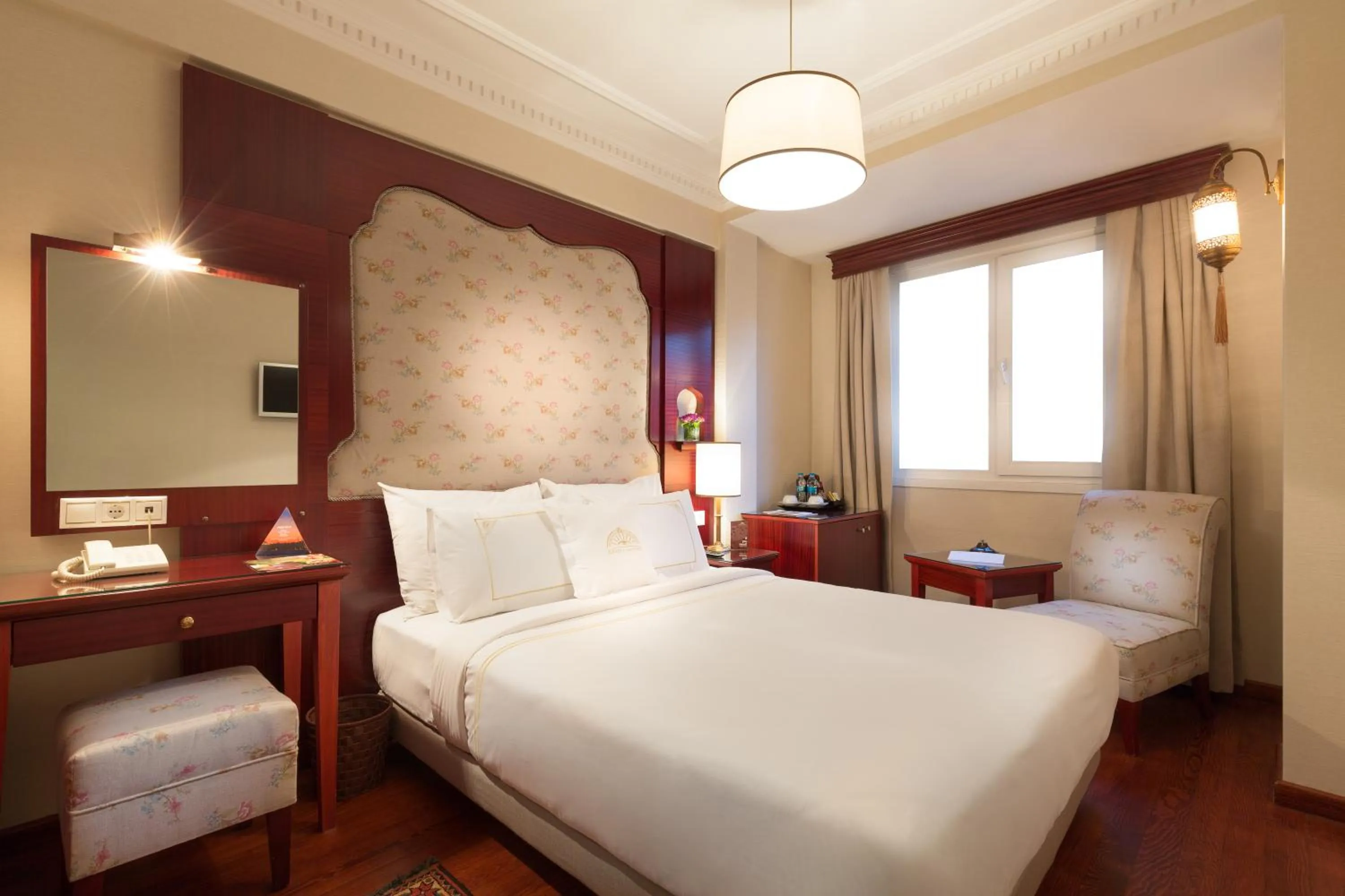 Photo of the whole room, Bed in Sirkeci Mansion