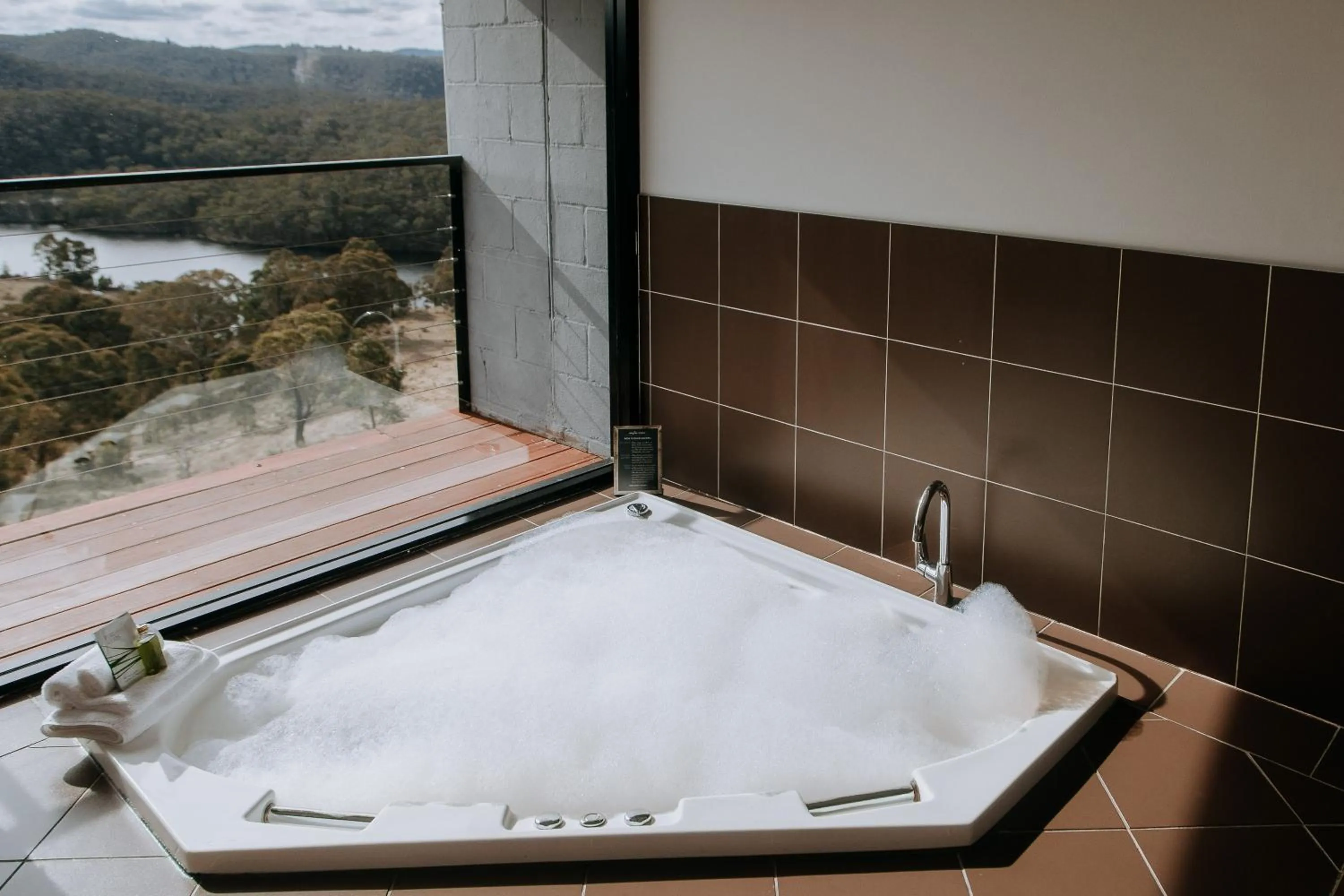 Hot Tub in Eagle View Escape