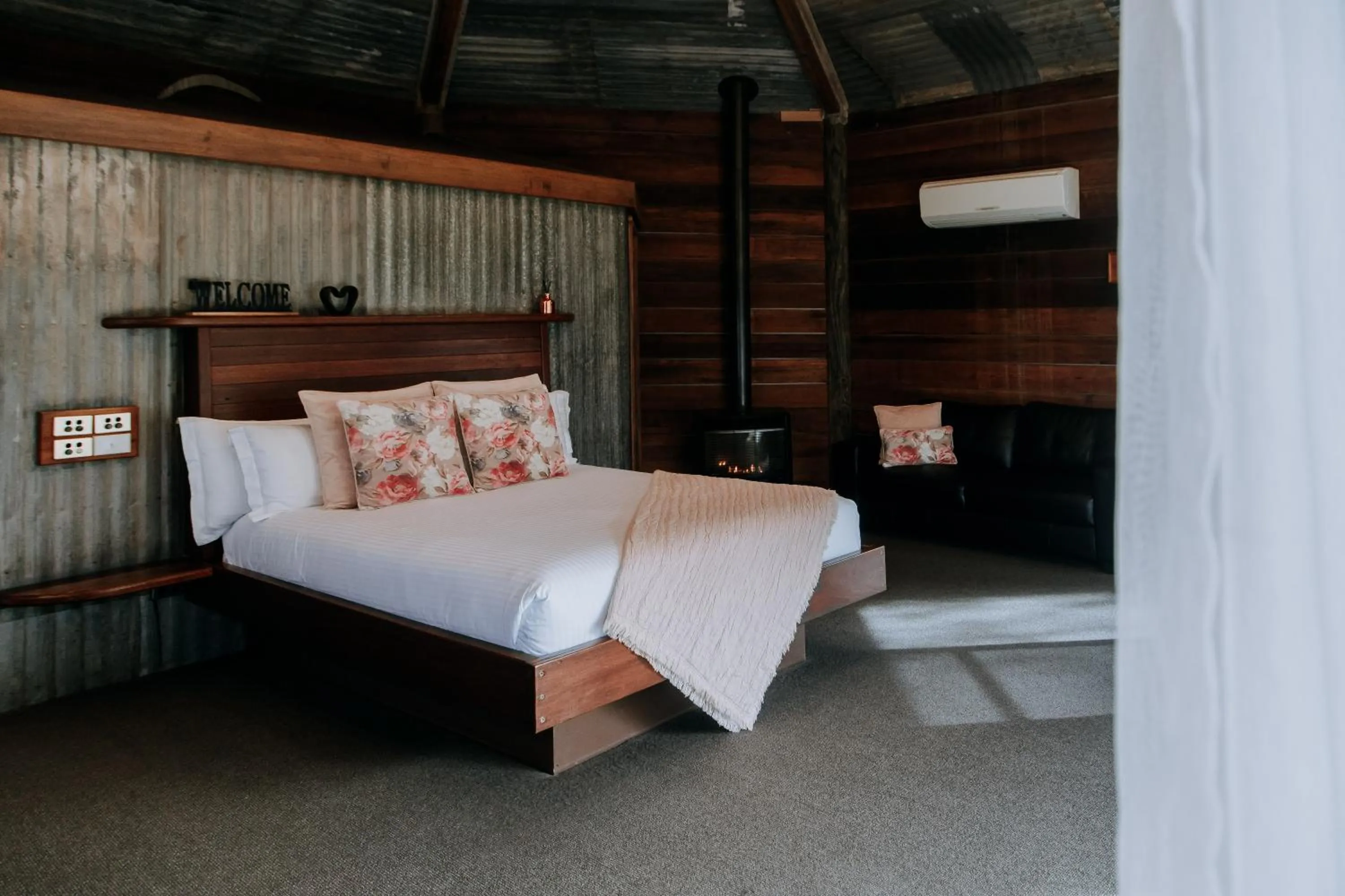 Photo of the whole room, Bed in Eagle View Escape