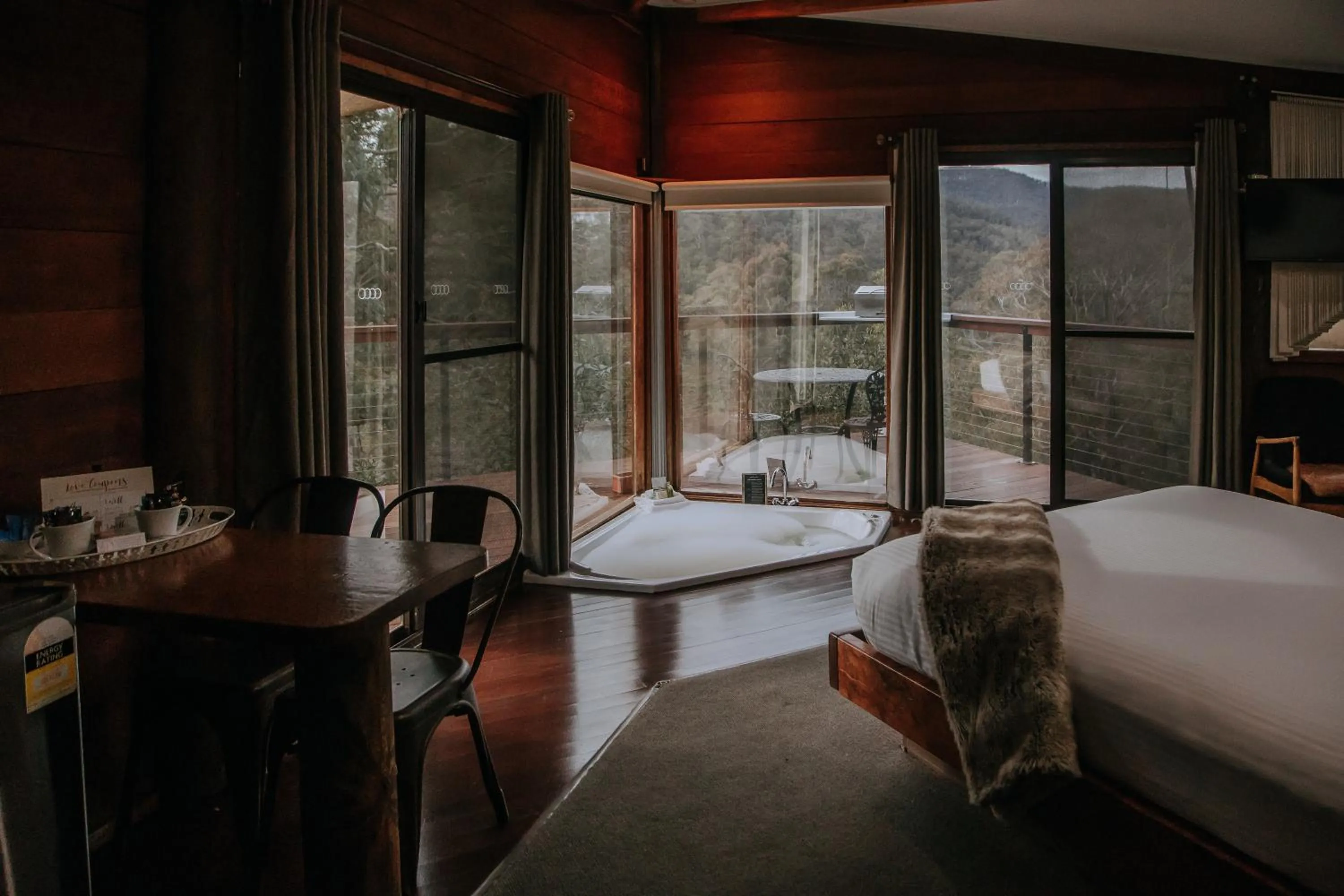 Photo of the whole room, Bed in Eagle View Escape