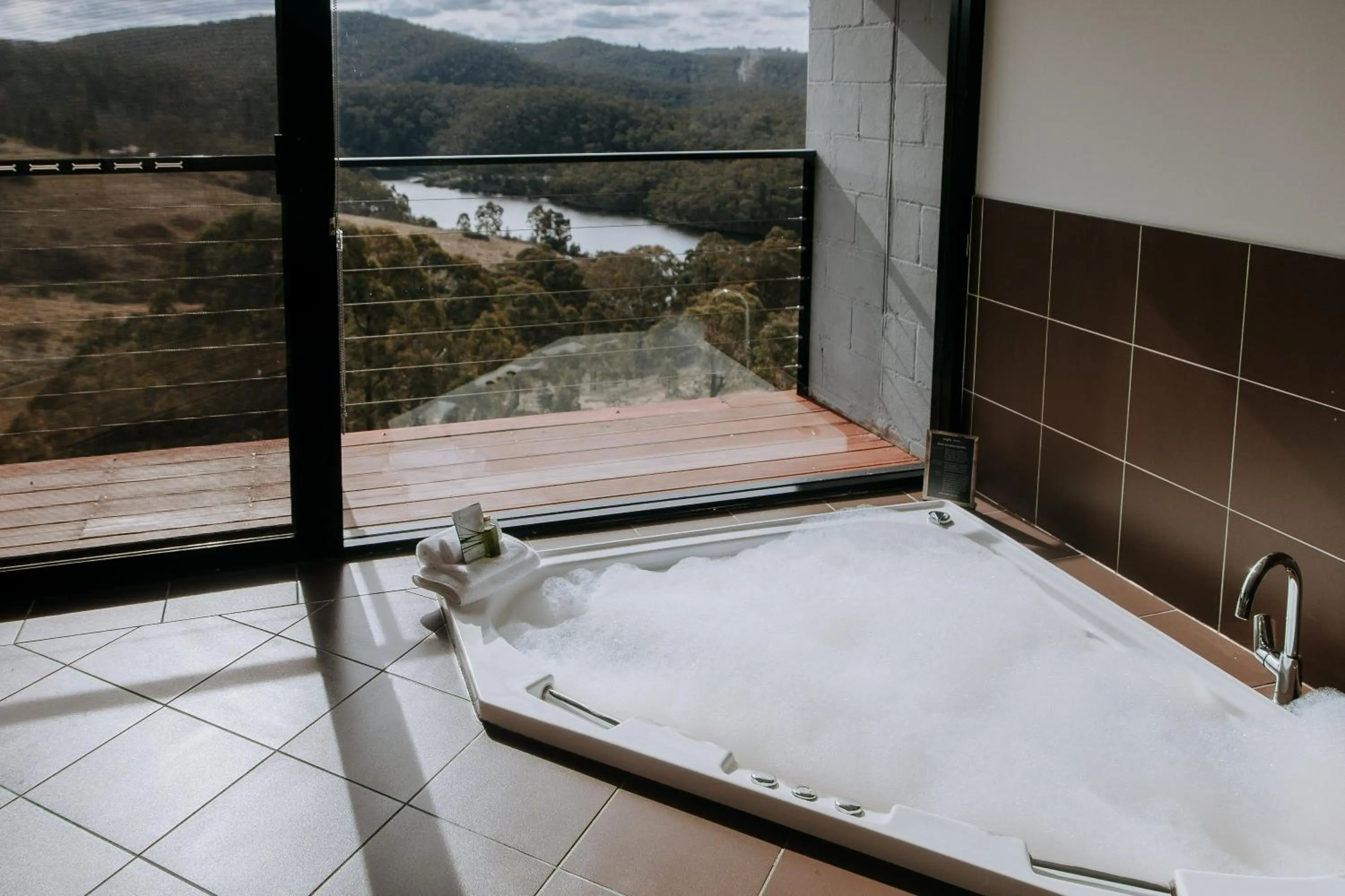 Hot Tub in Eagle View Escape