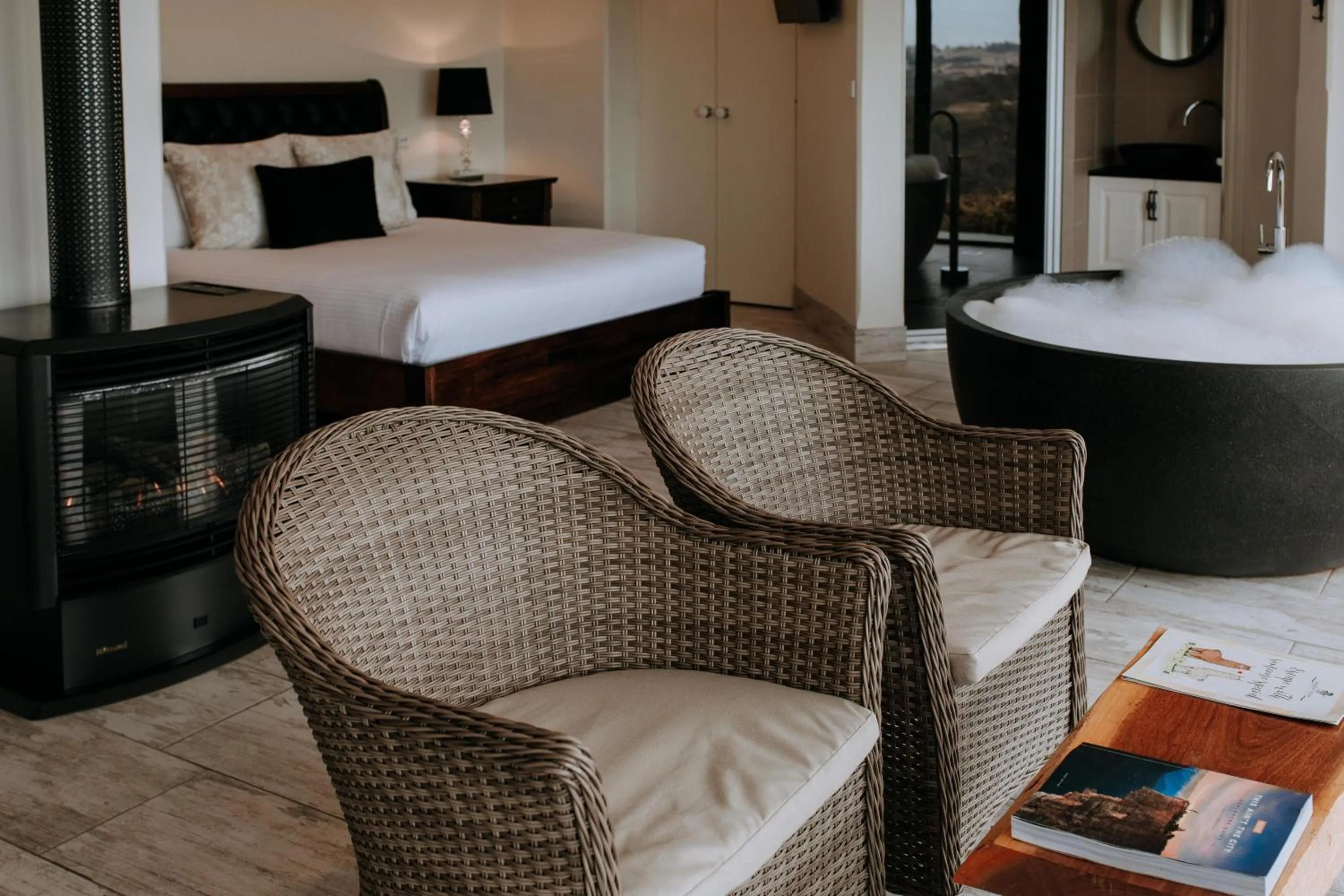 Photo of the whole room, Bed in Eagle View Escape