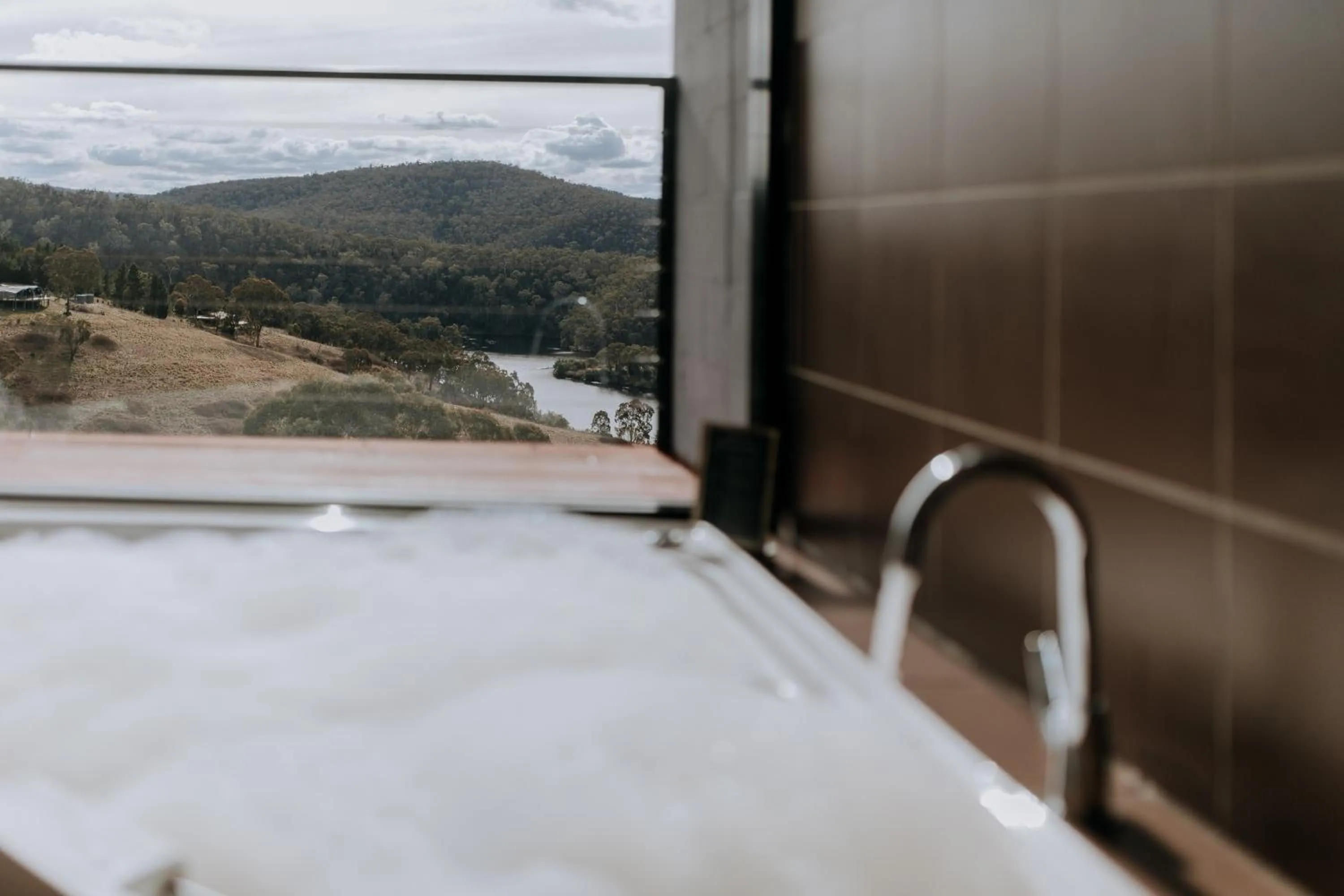 River view, Bed in Eagle View Escape