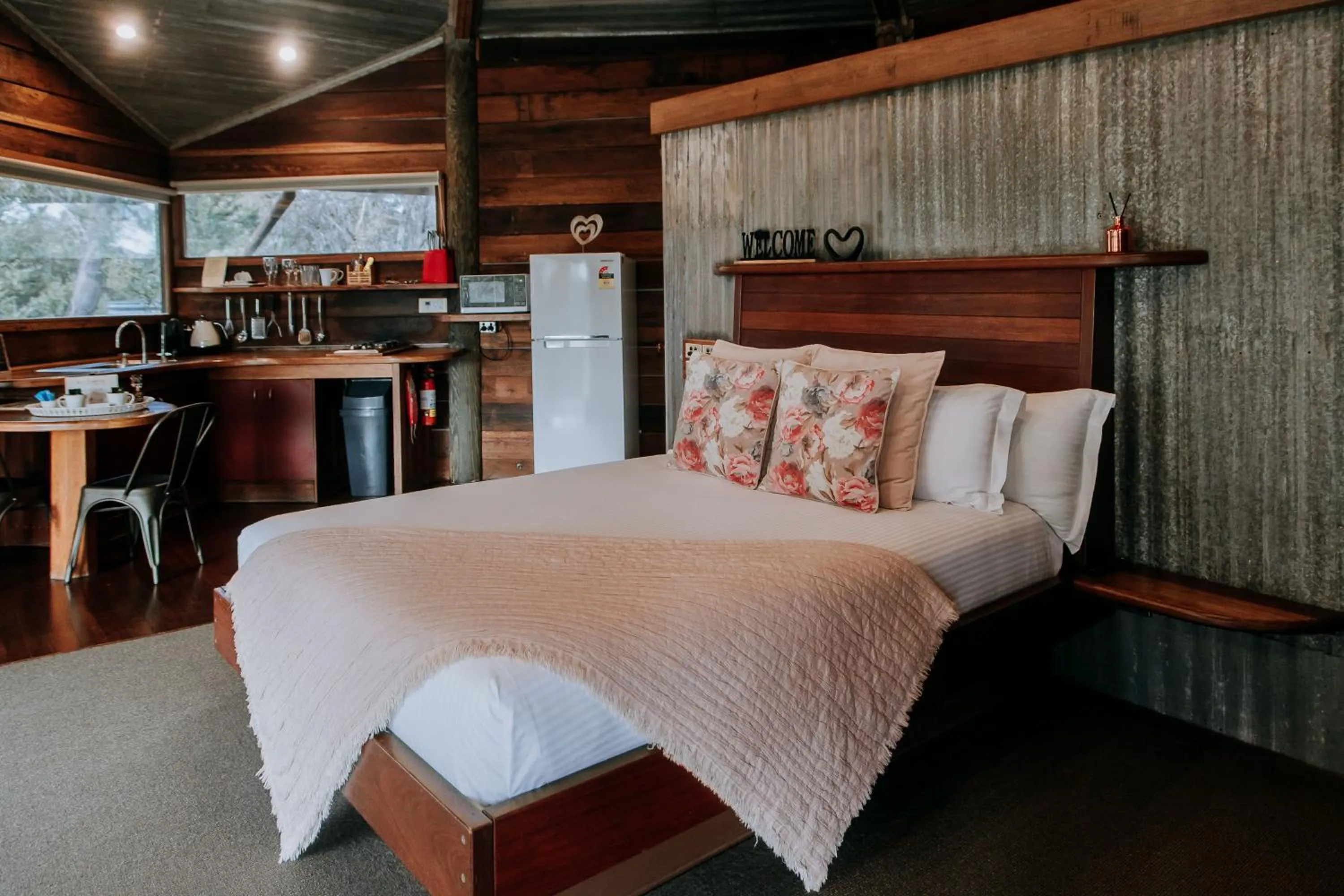 Photo of the whole room, Bed in Eagle View Escape