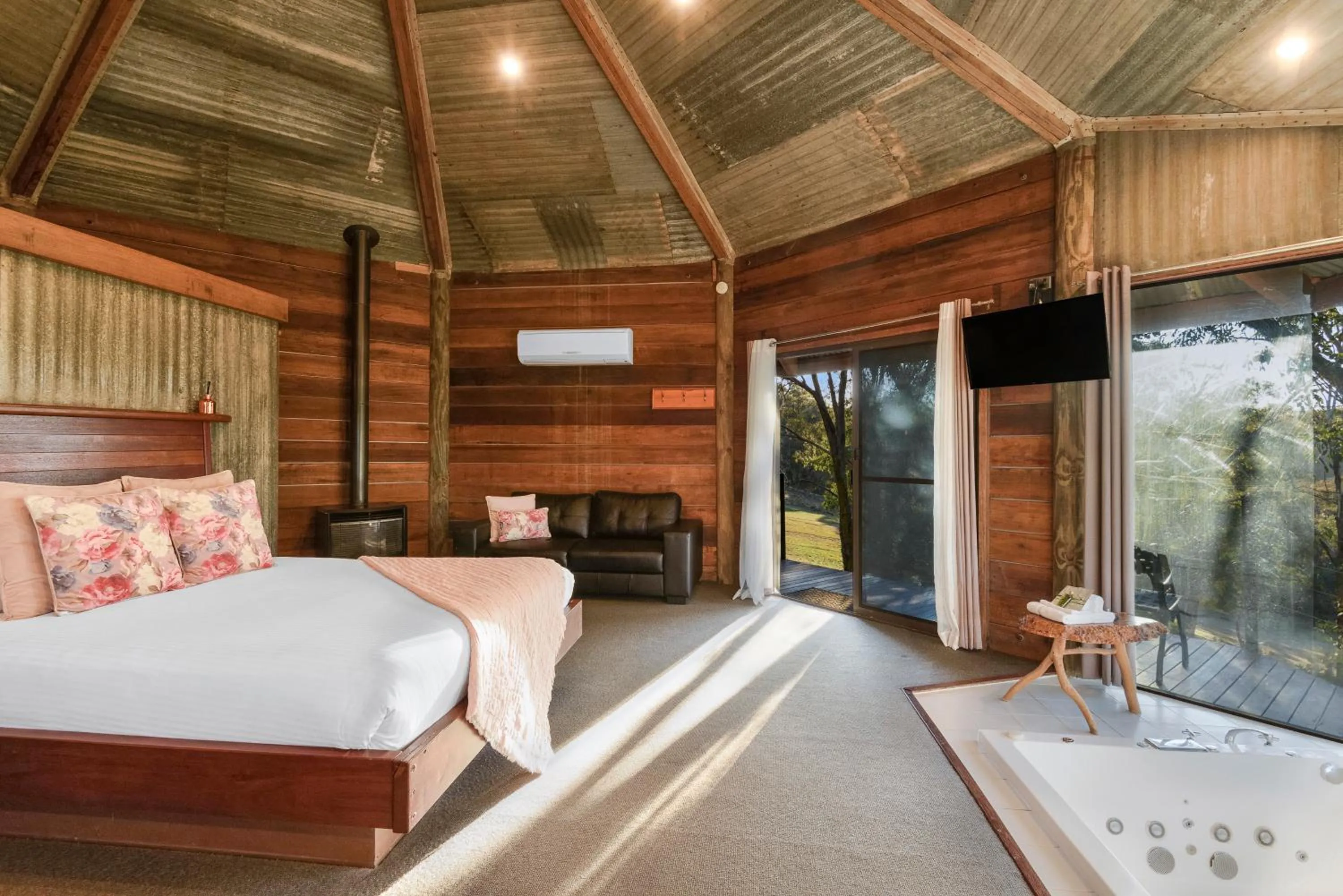 Photo of the whole room, Bed in Eagle View Escape